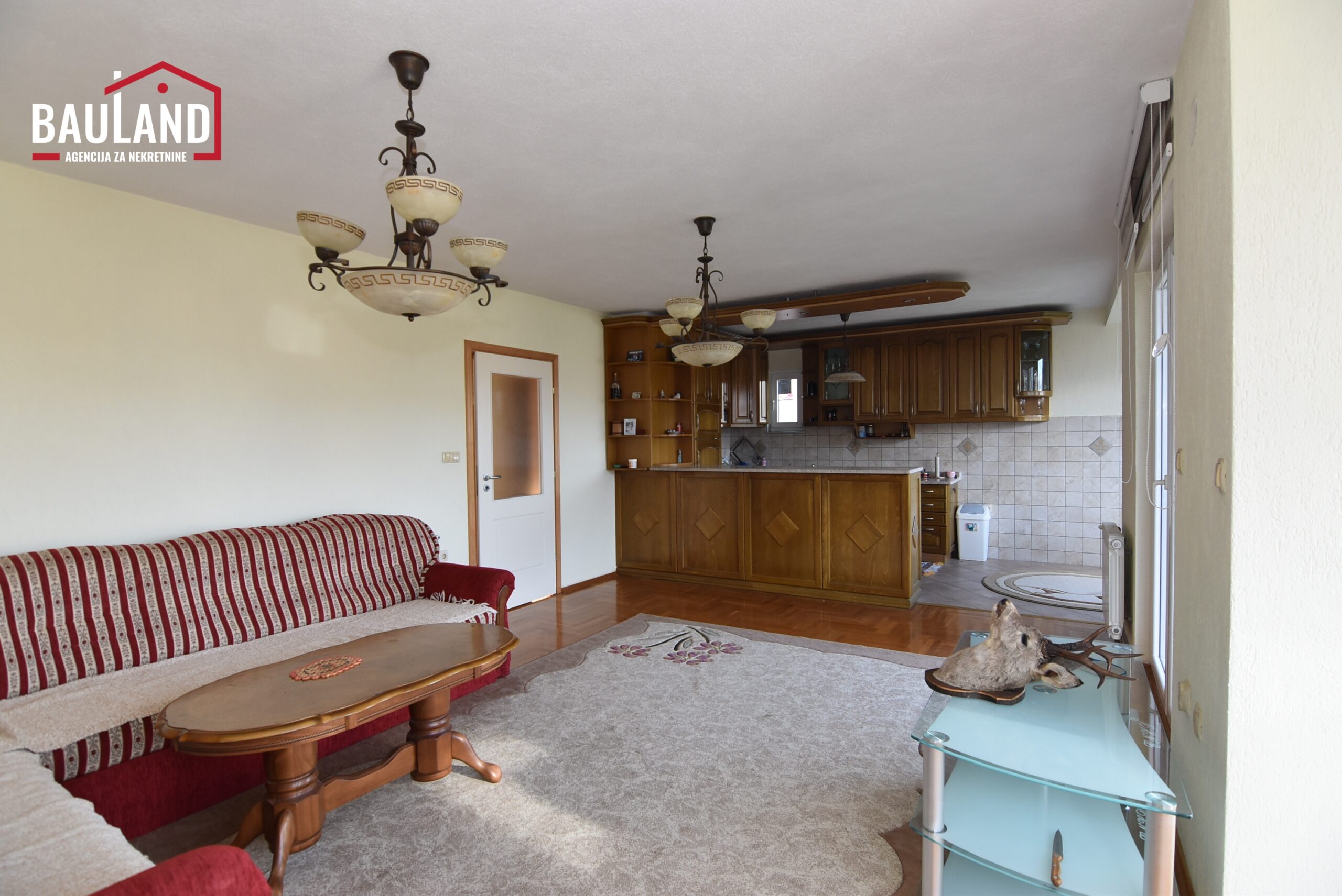 5 prodaje se kuća sa dvorištem ukupne površine 1109m2 koja se nalazi u Bojniku