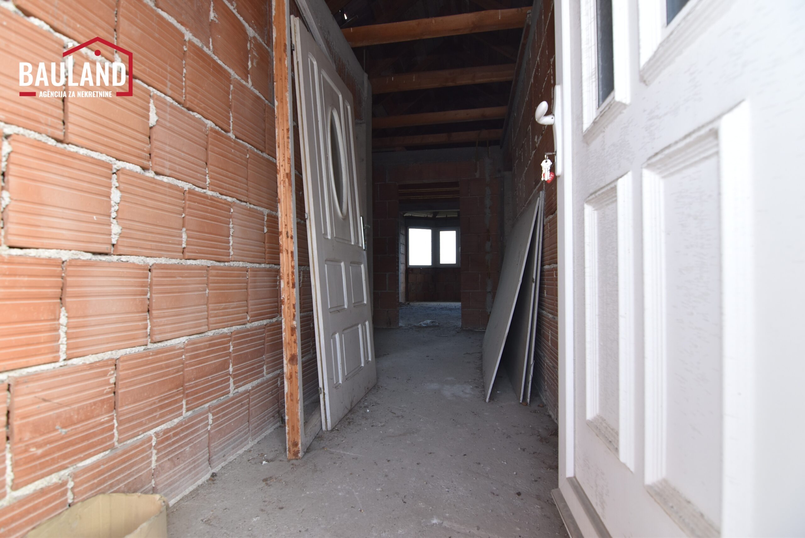 16 kuća za prodaju sastoji se od suterena prizemlja prvog sprata i potkrovlja