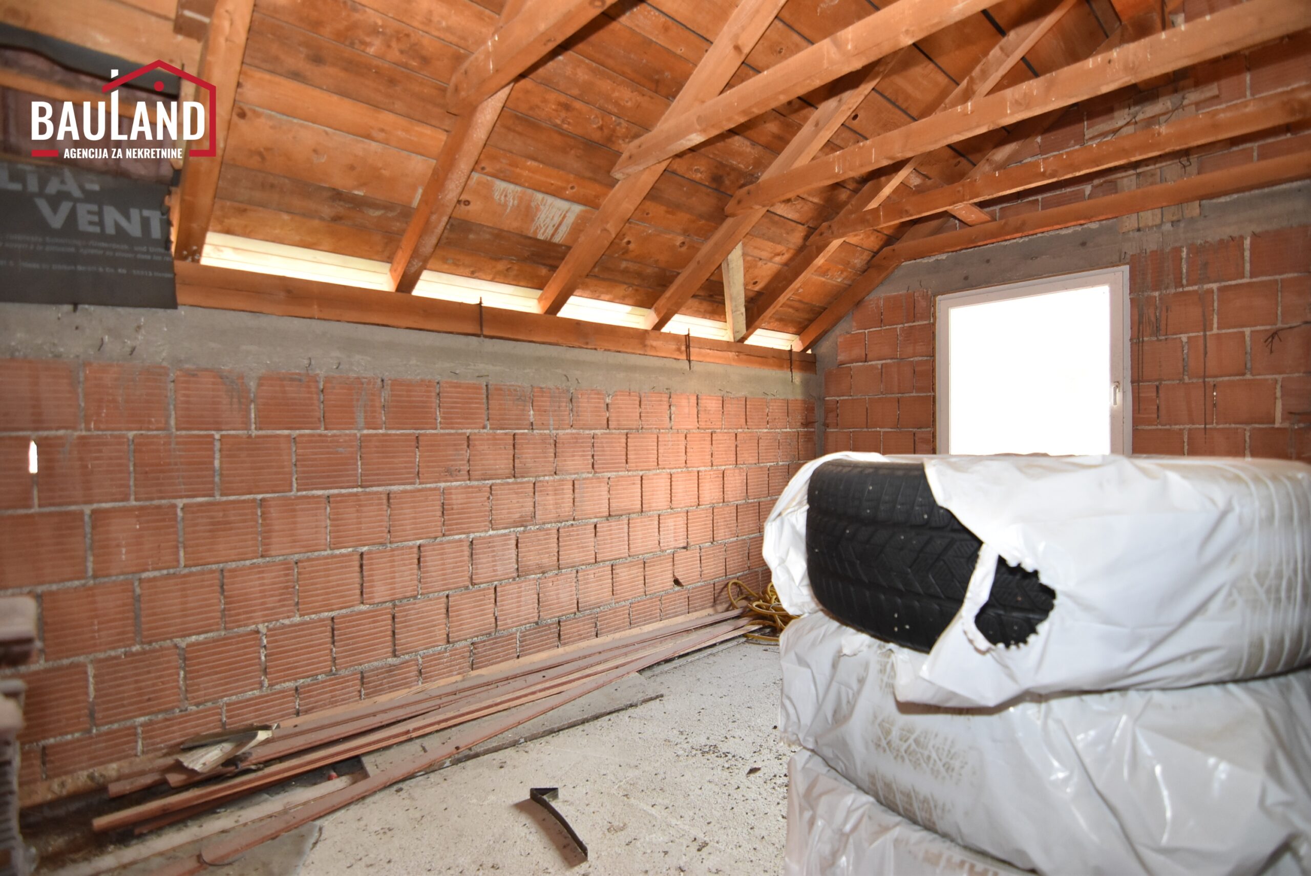 19 prodaje se nedovršena kvalitetno građena kuća u ulici Butilska naselje Bojnik