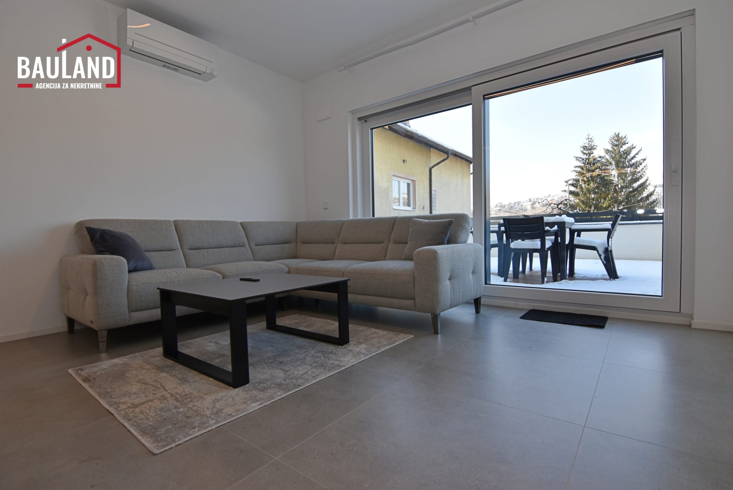 Trosoban möblierter Wohnung mit Garagenstellplatz, 75m2 / Zentrum