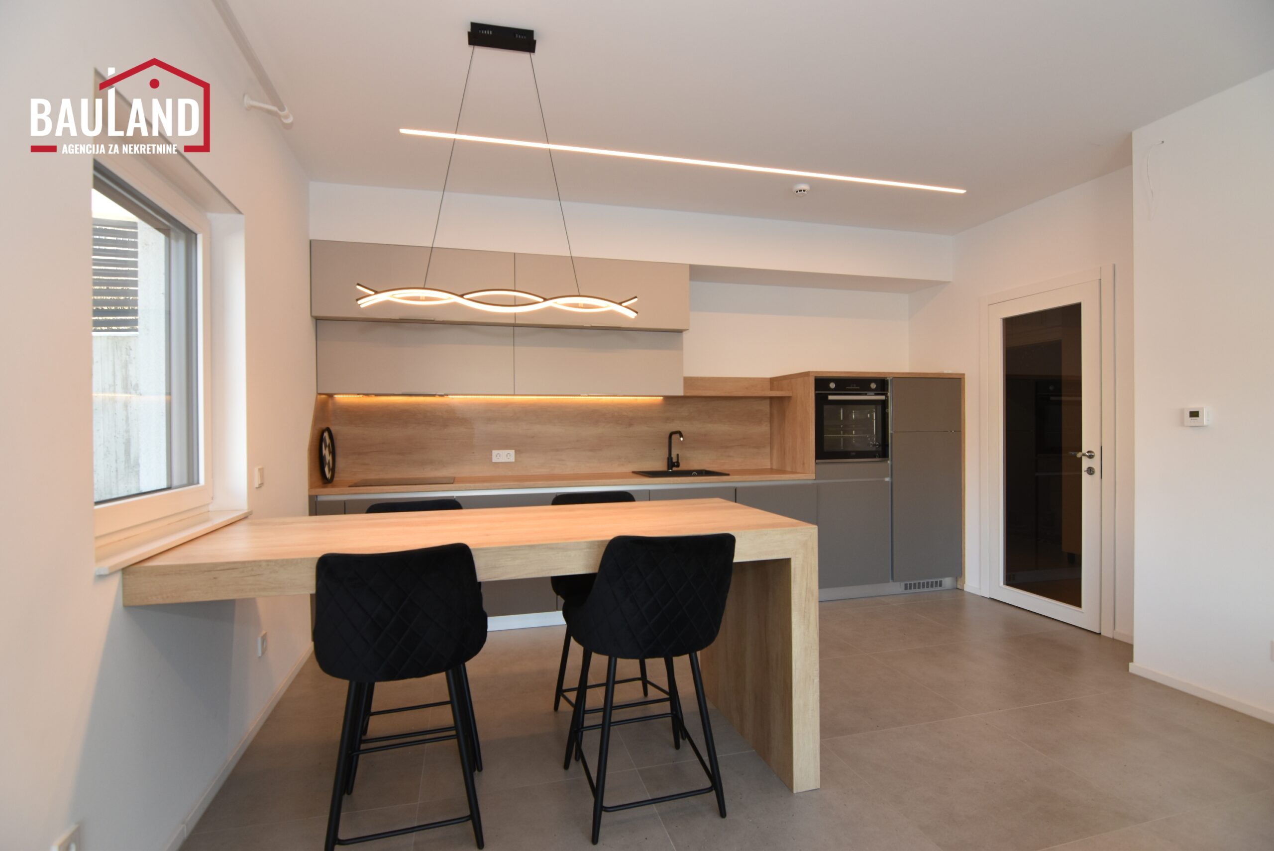 5 najam trosobnog namještenog stana u Centru u novogradnji