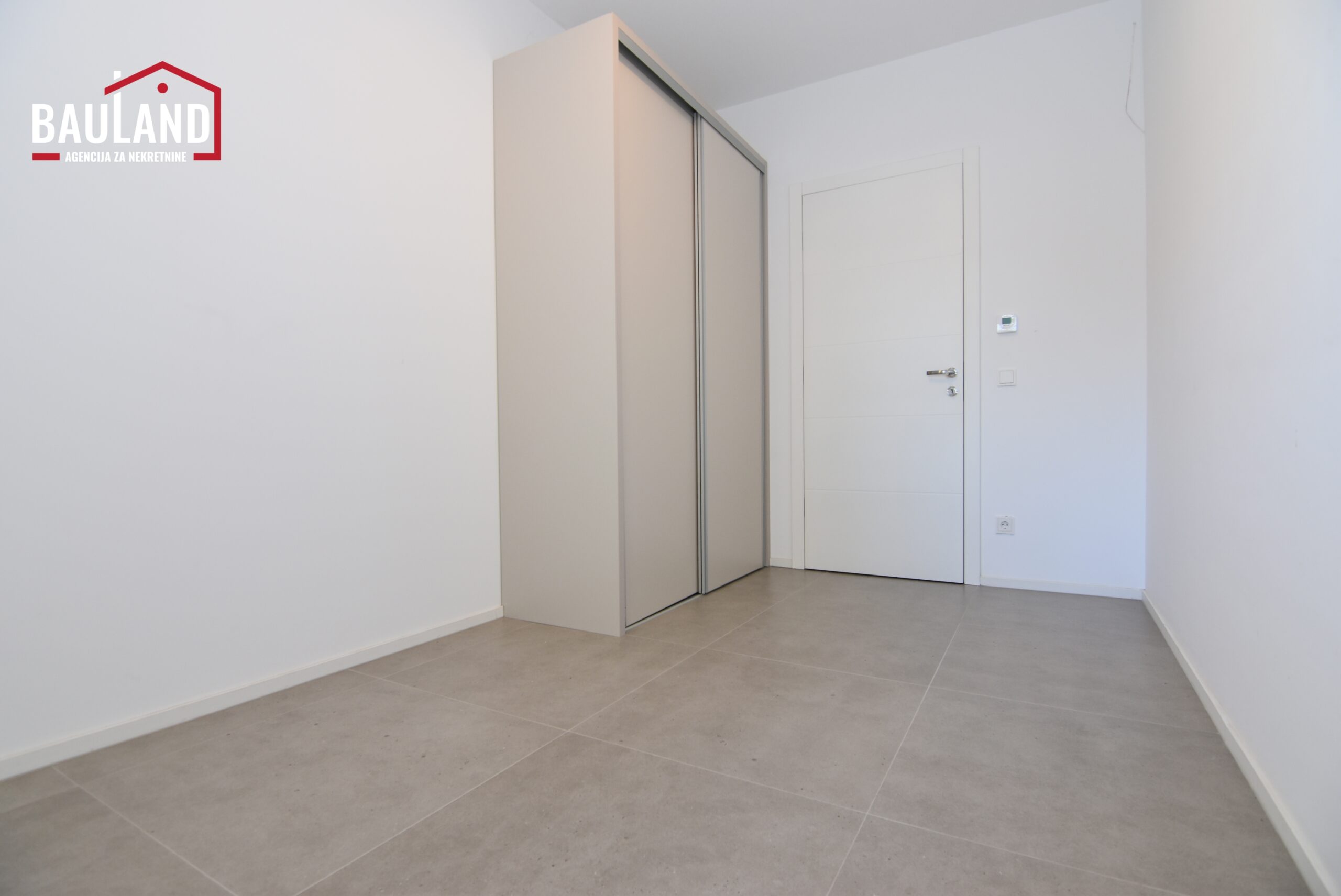 12 iznajmljuje se trosoban namješten stan u ulici Antuna Hangija Centar