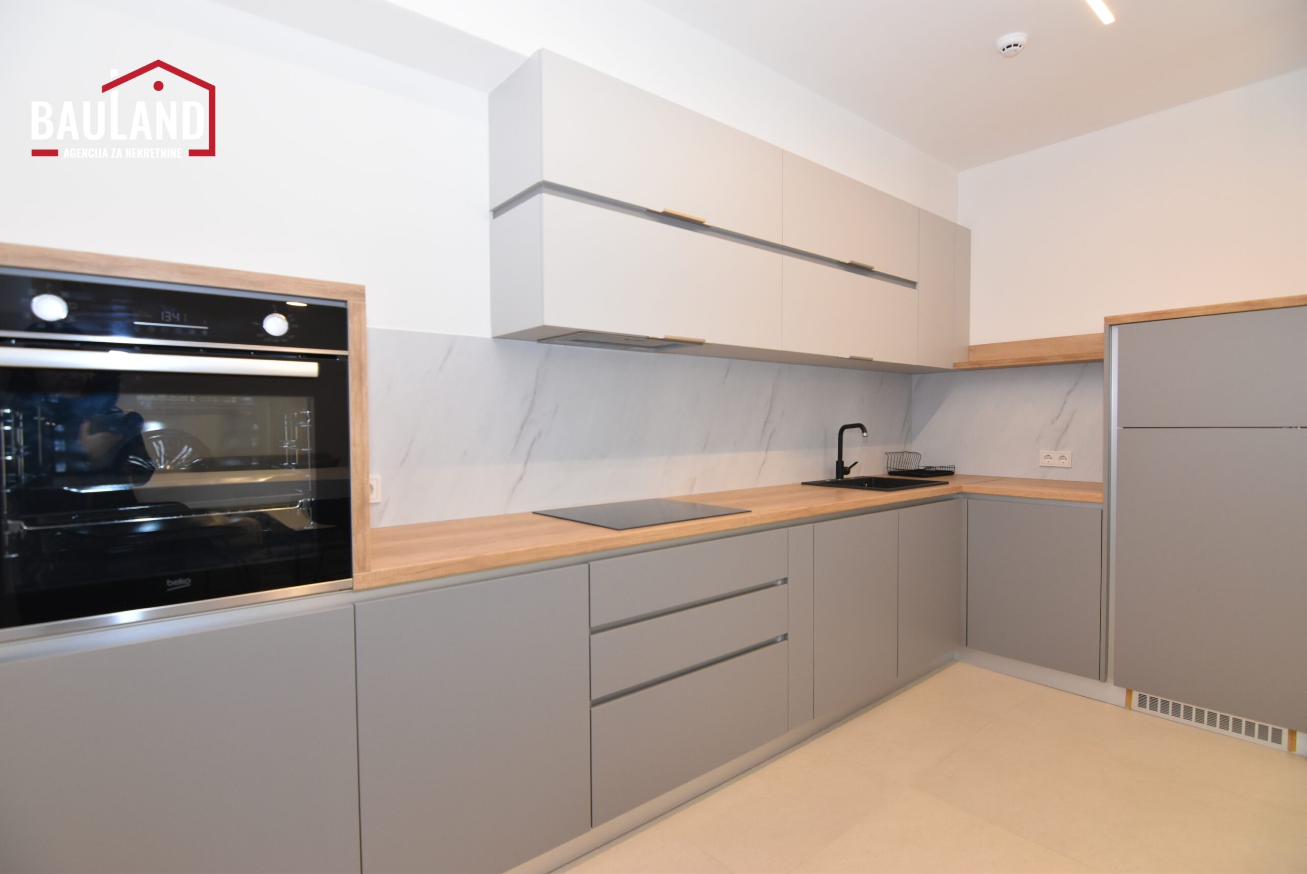 5 izdaje se namješten dvosoban stan sa parking mjestom i terasom u prizemlju Općina Centar