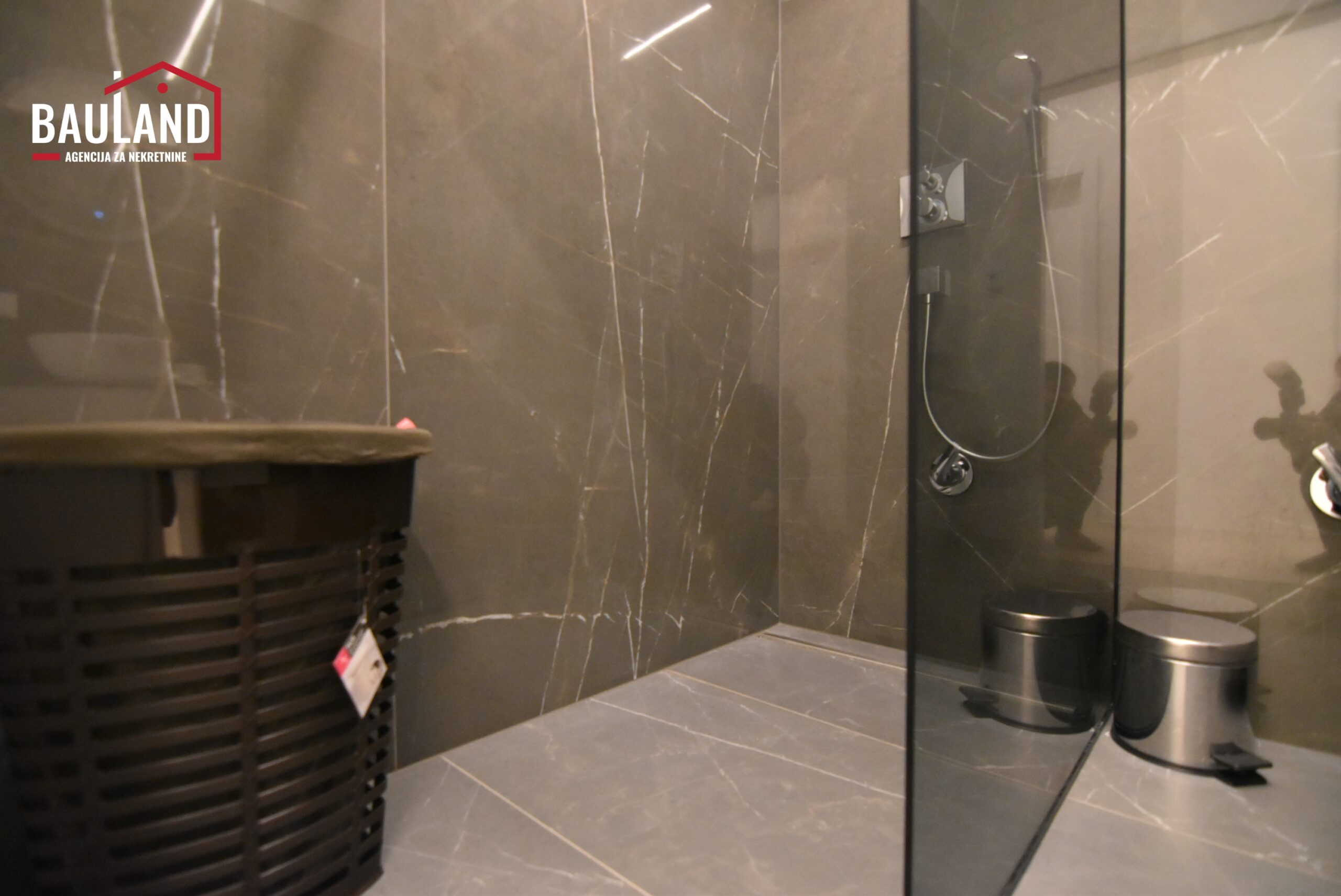 11 iznajmljuje se dvosoban namješten stan u ulici Antuna Hangija