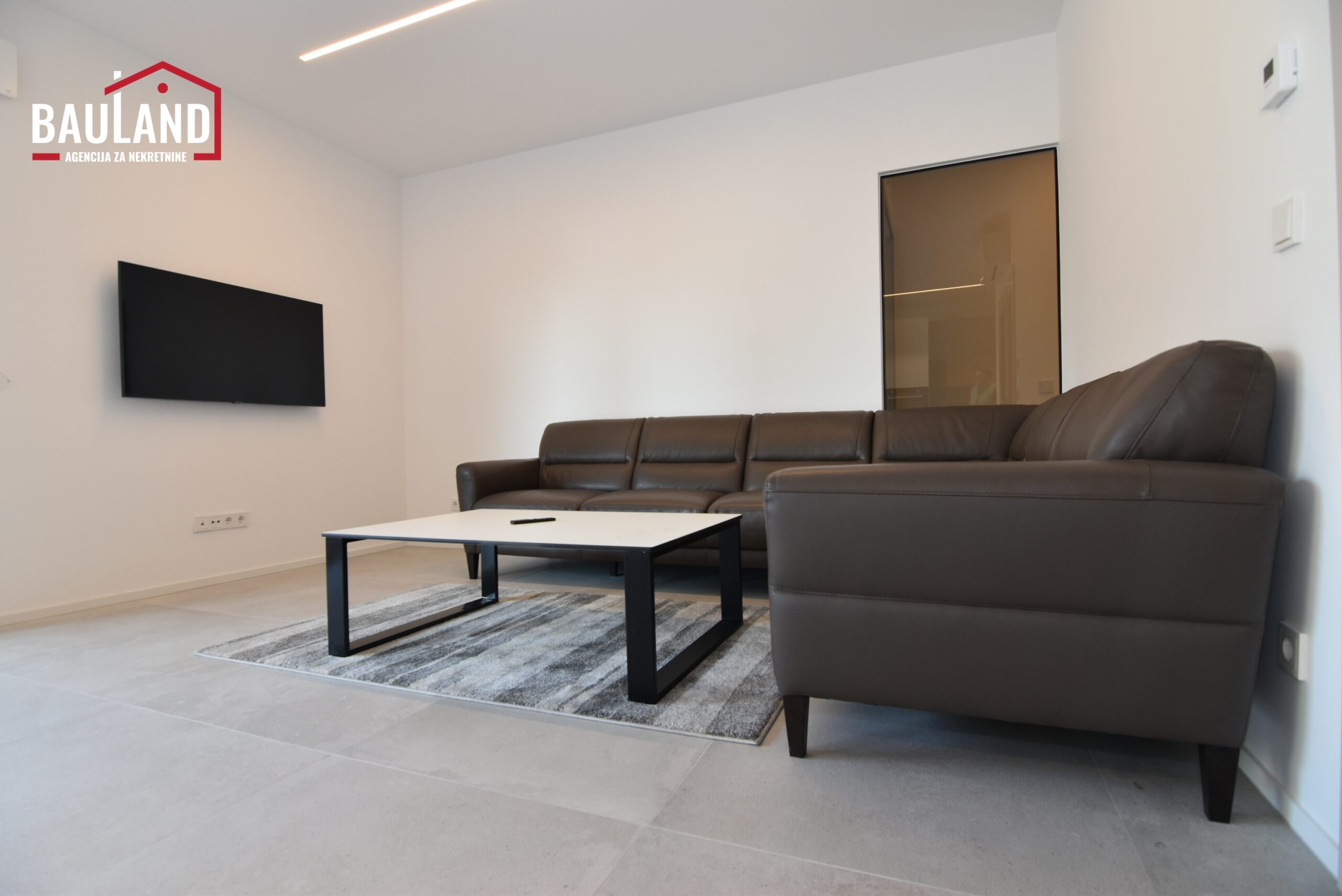 2 iznajmljuje se četverosoban stan 95m2 na I spratu sa liftom i garažnim mjestom