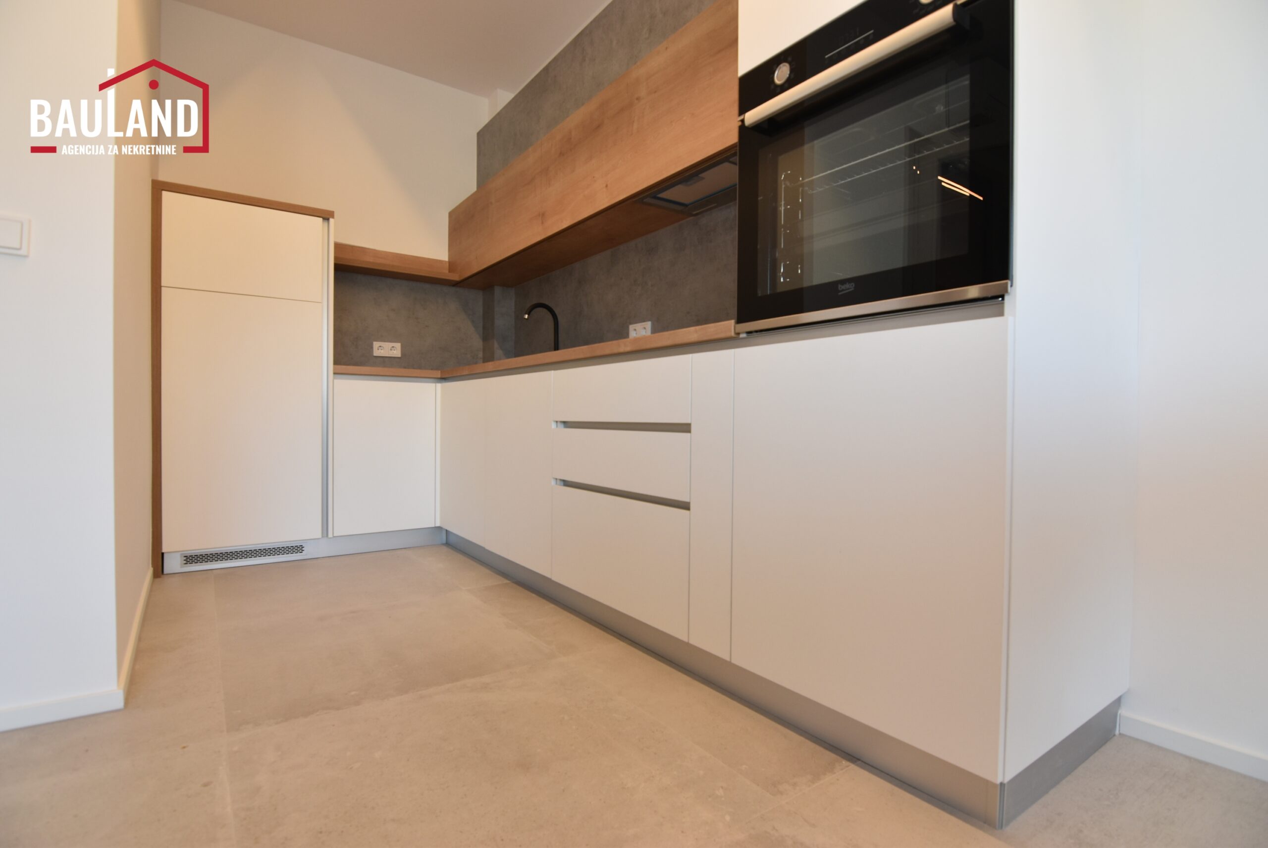 6 izdaje se na duži vremenski period četverosoban stan u ulici Antuna Hangija