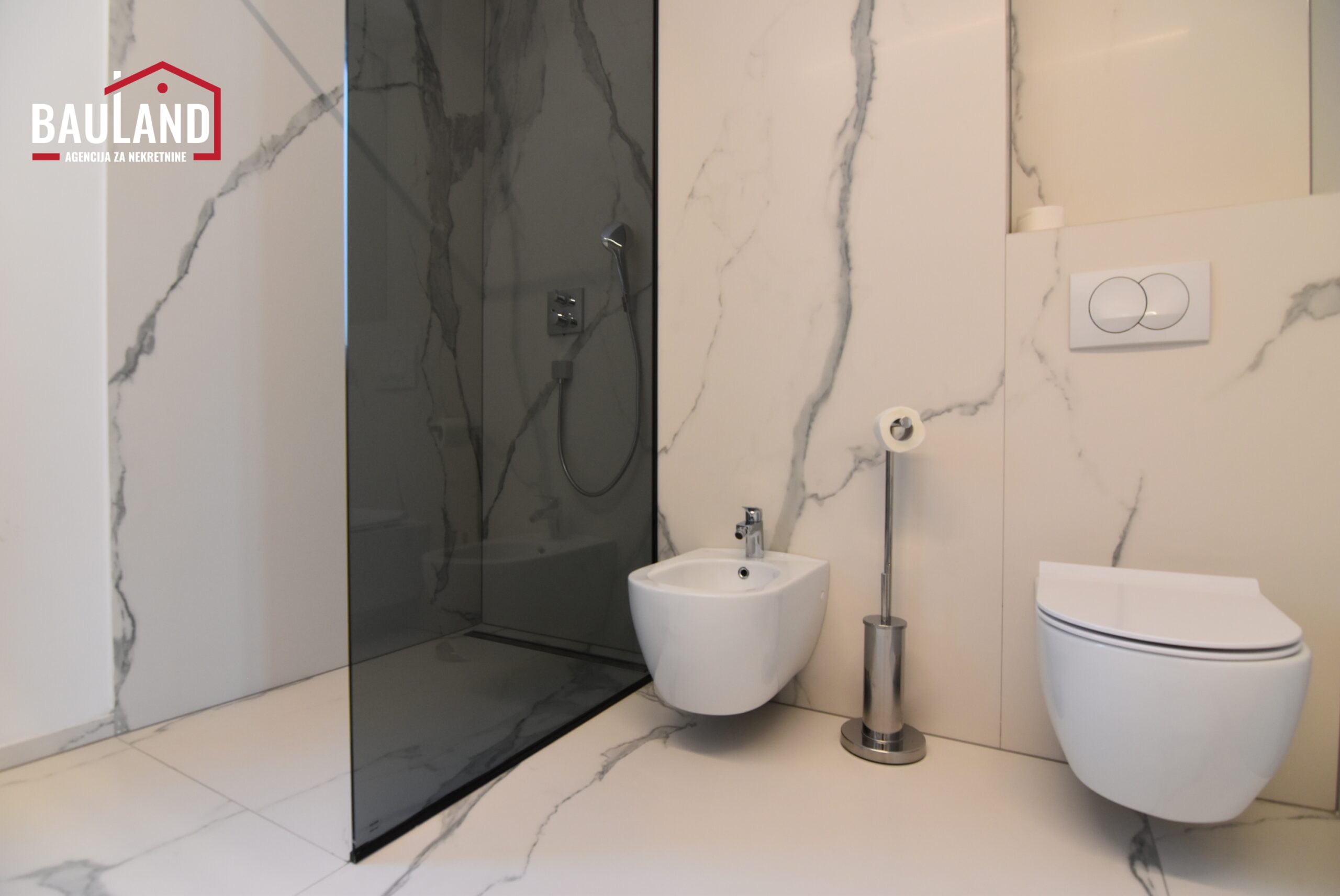 17 četverosoban namješten stan I sprat garažno mjesto