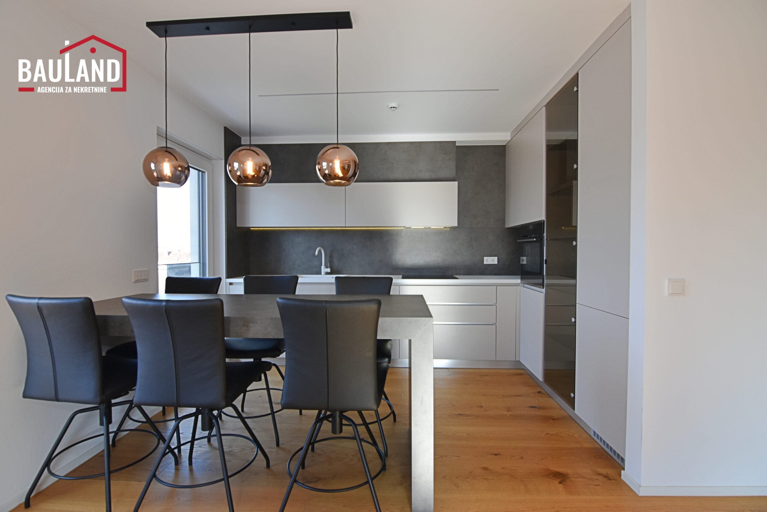 4 moderno opremljen stan u Centru garažno mjesto balkon