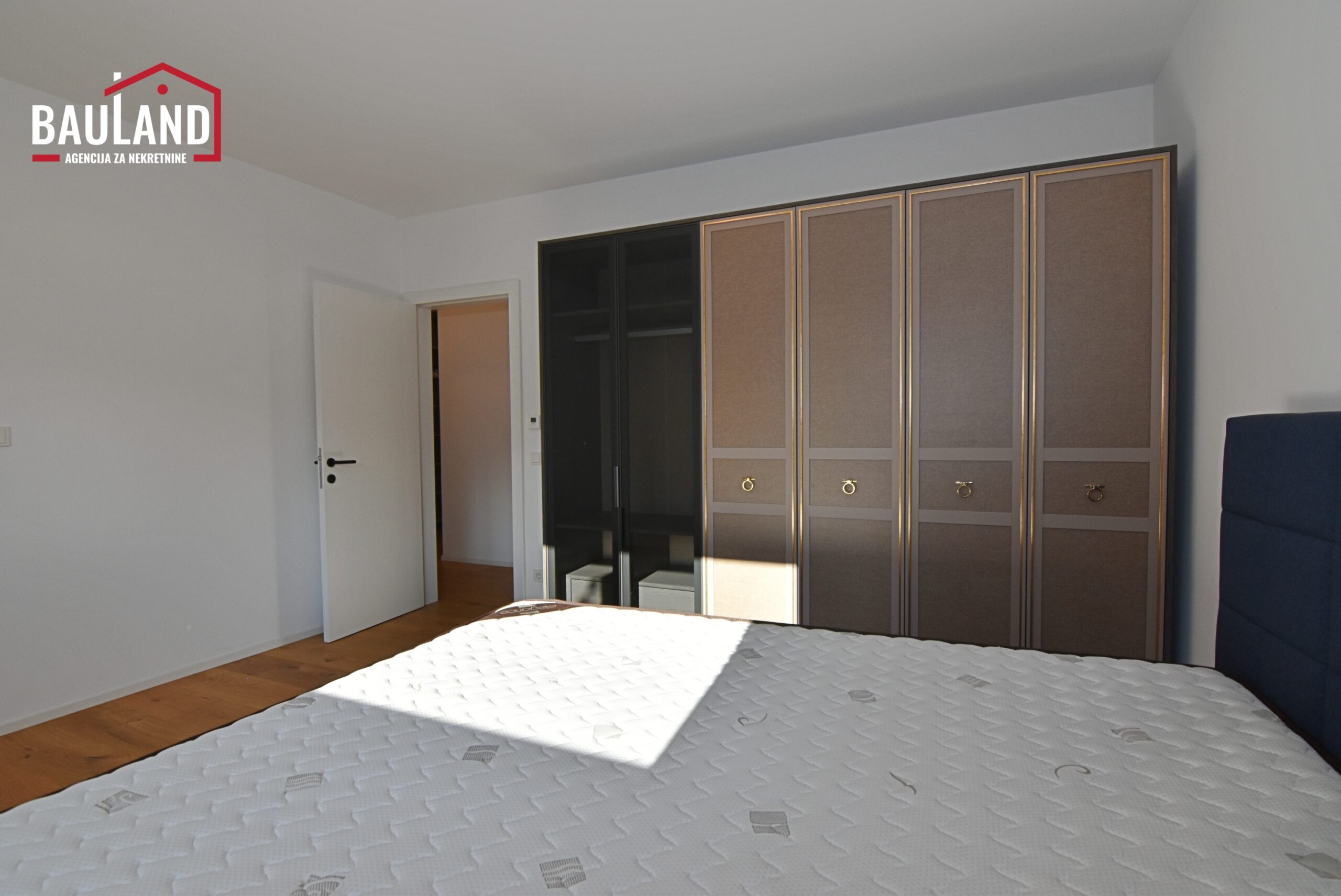 6 namješten četverosoban stan sa garažnim mjestom 105m2