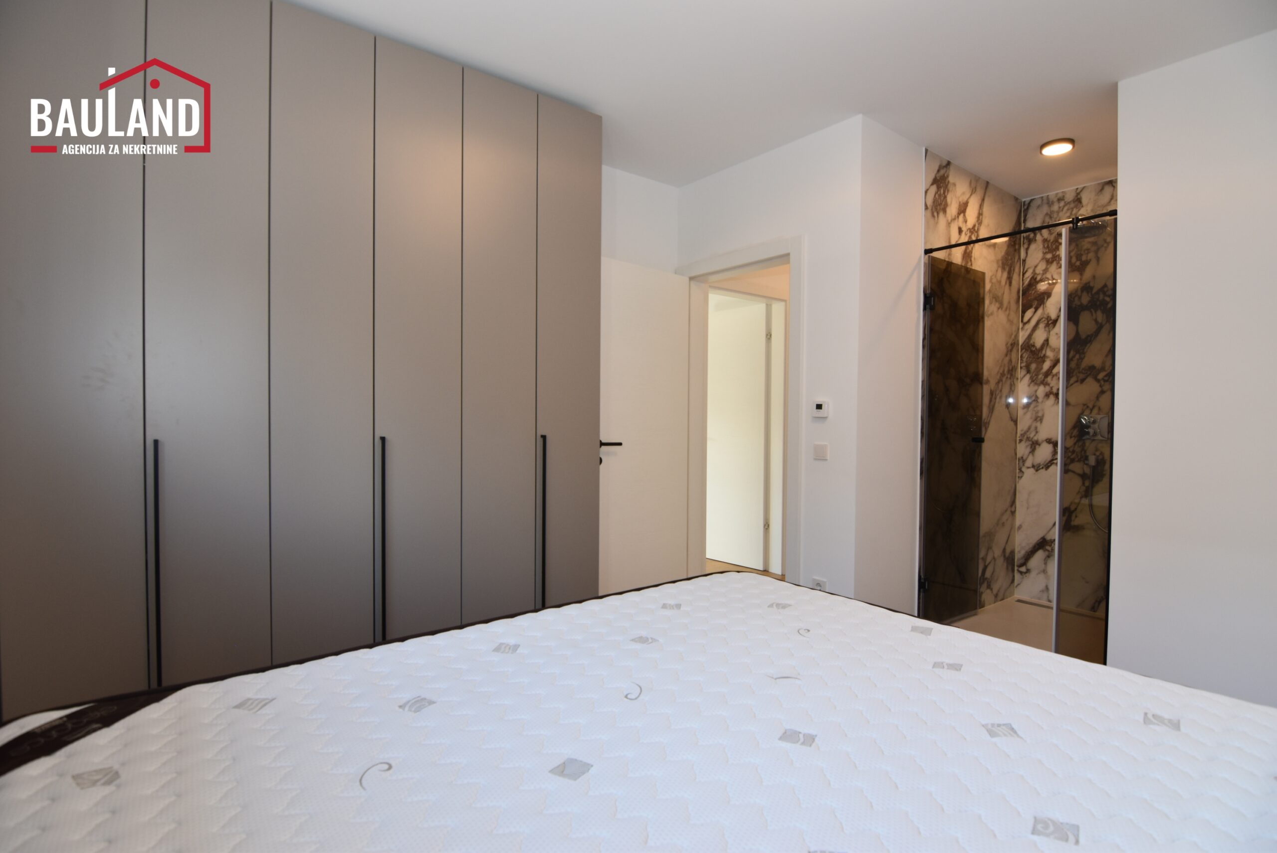 8 izdaje se četverosoban prostran stan 105m2 II sprat Centar