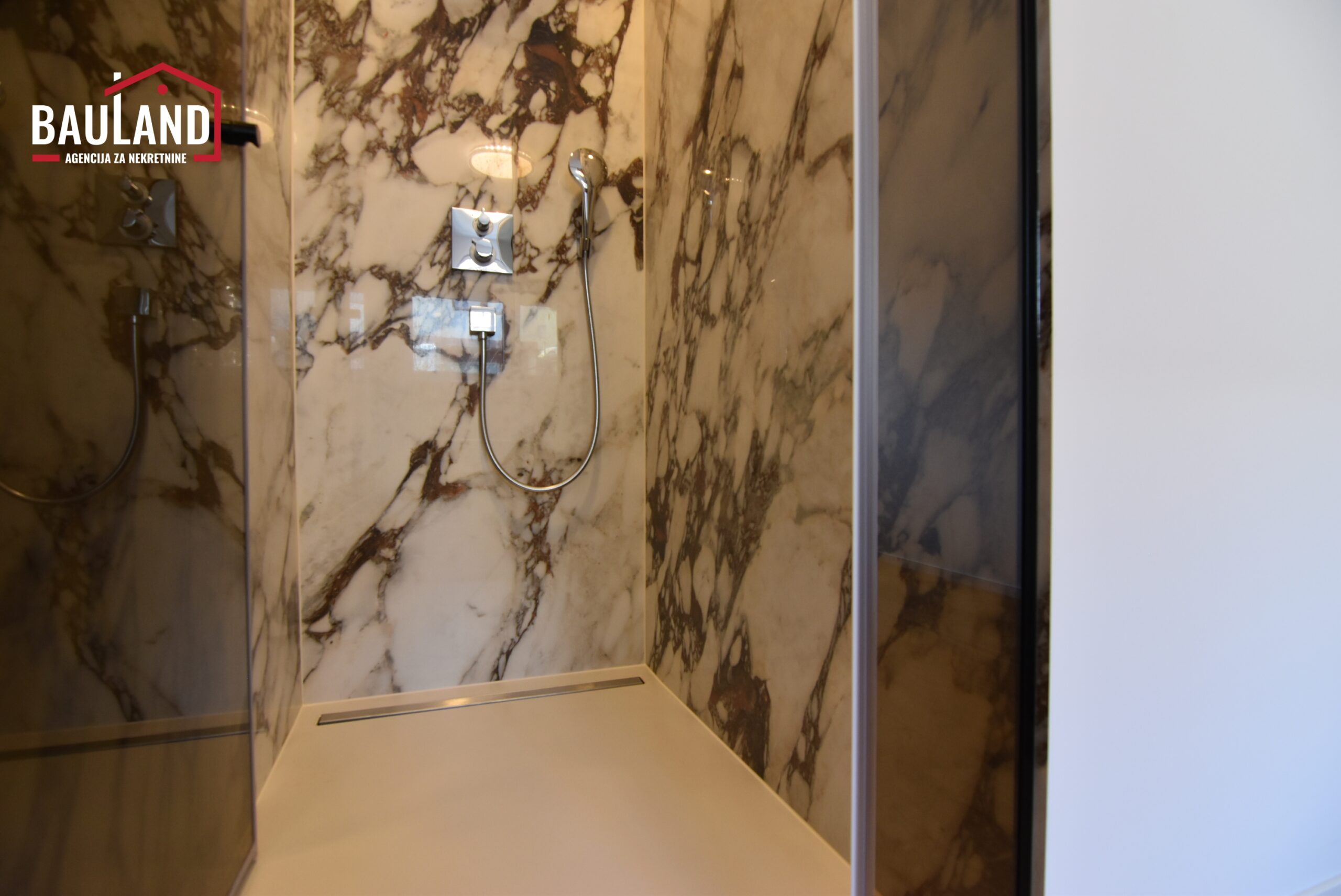 9 stan za iznajmljivamnje 105m2 II sprat balkon garažno mjesto ostava lift