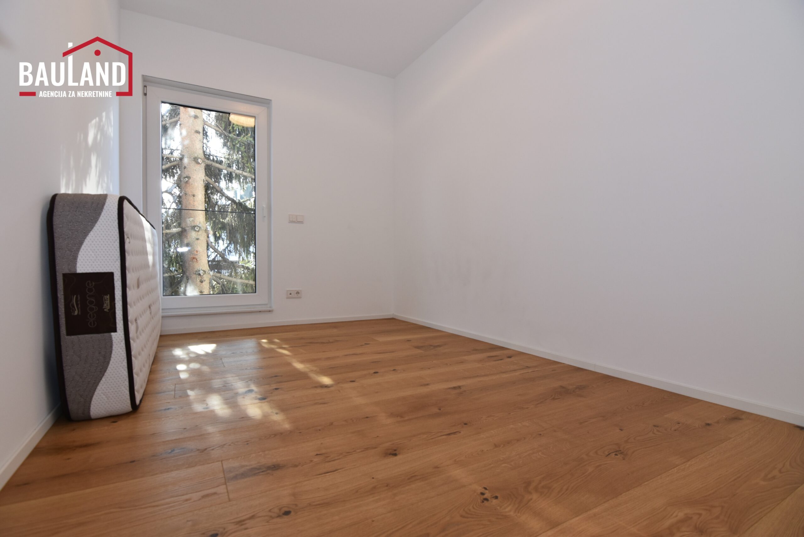 10 namješten četverosoban stan 105m2 II sprat ul. Antuna Hangija Centar