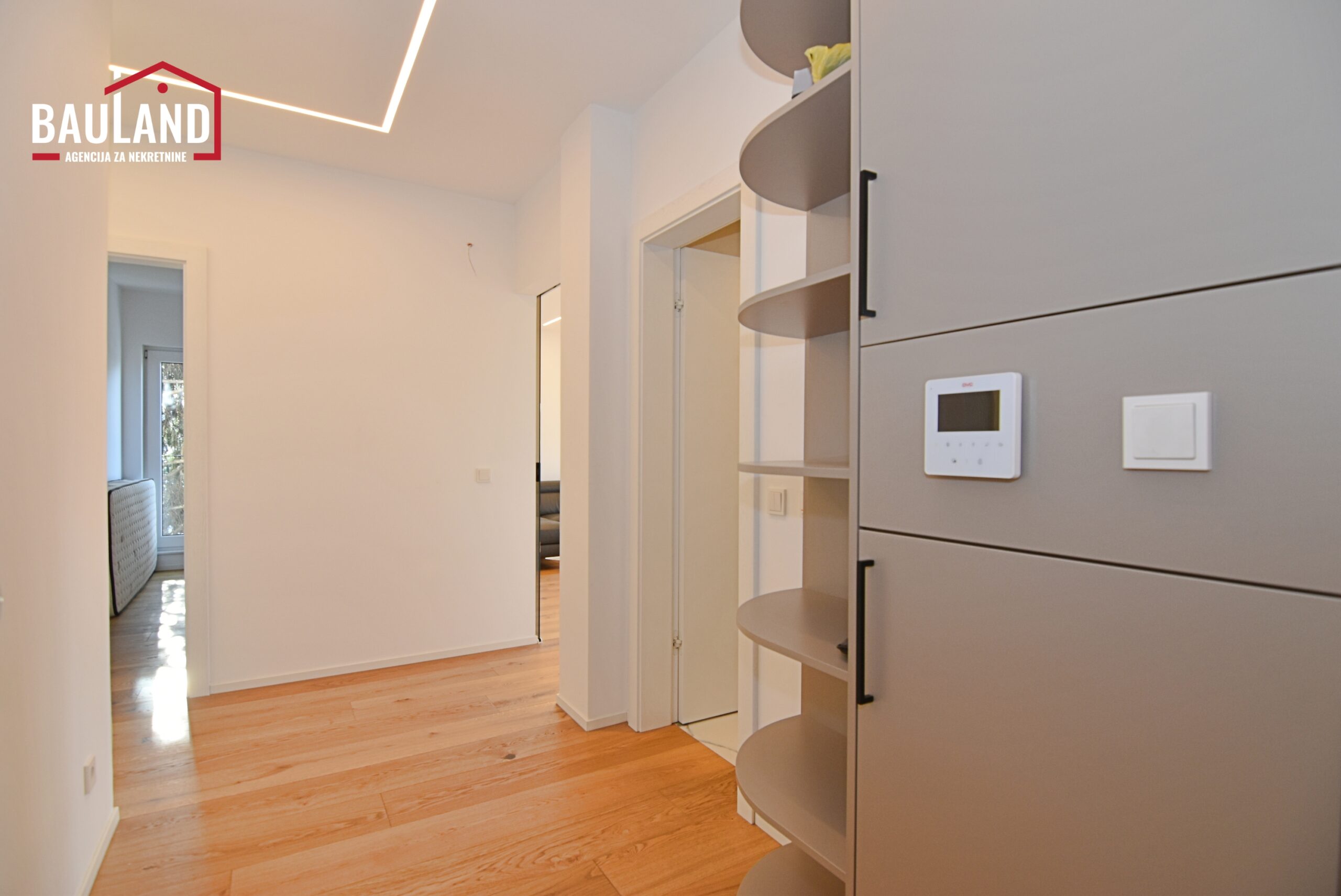 11 izdaje se namješten četverosoban stan 105m2 II sprat ul. Antuna Hangija Centar