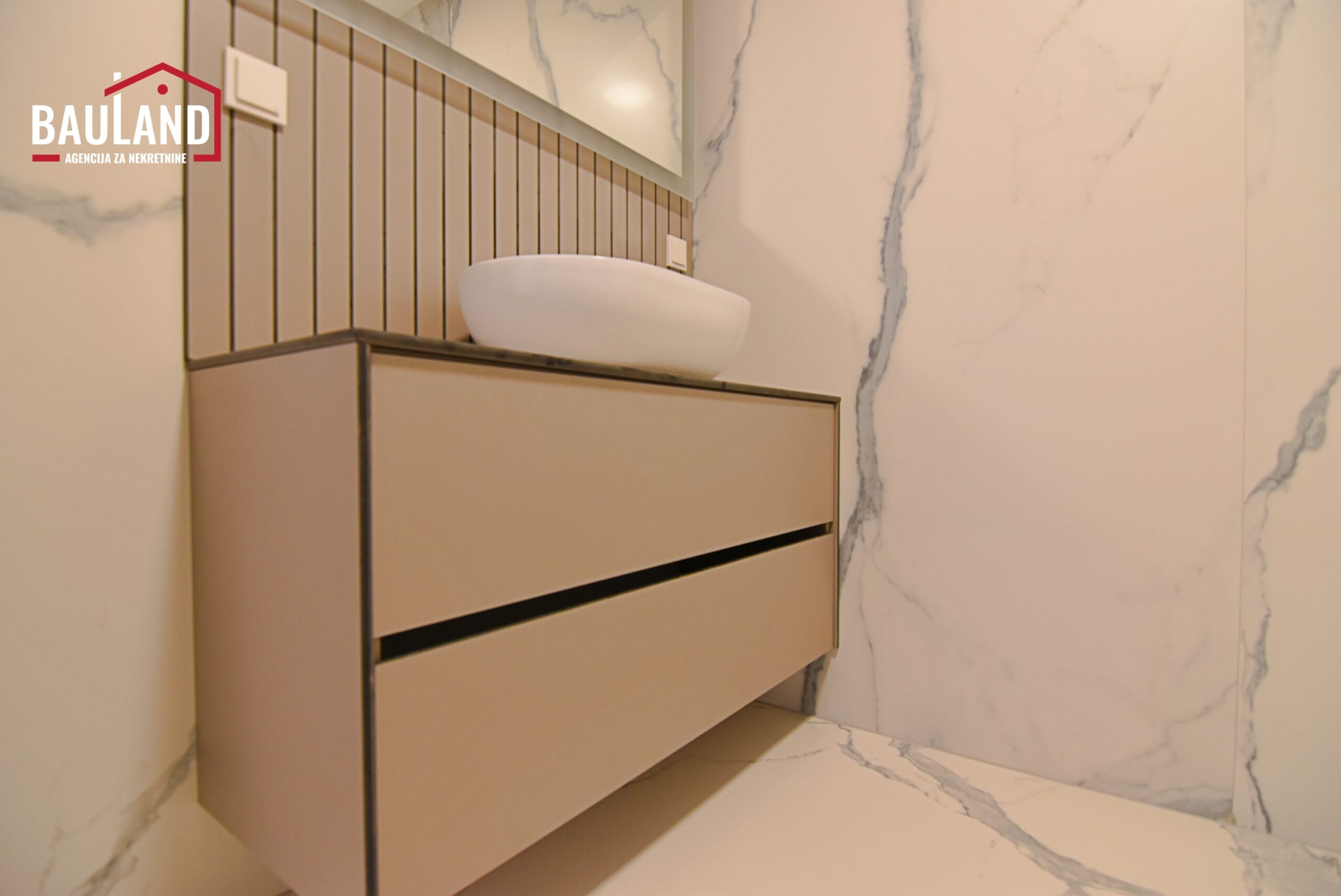 12 stan za najam II sprat moderno namješten