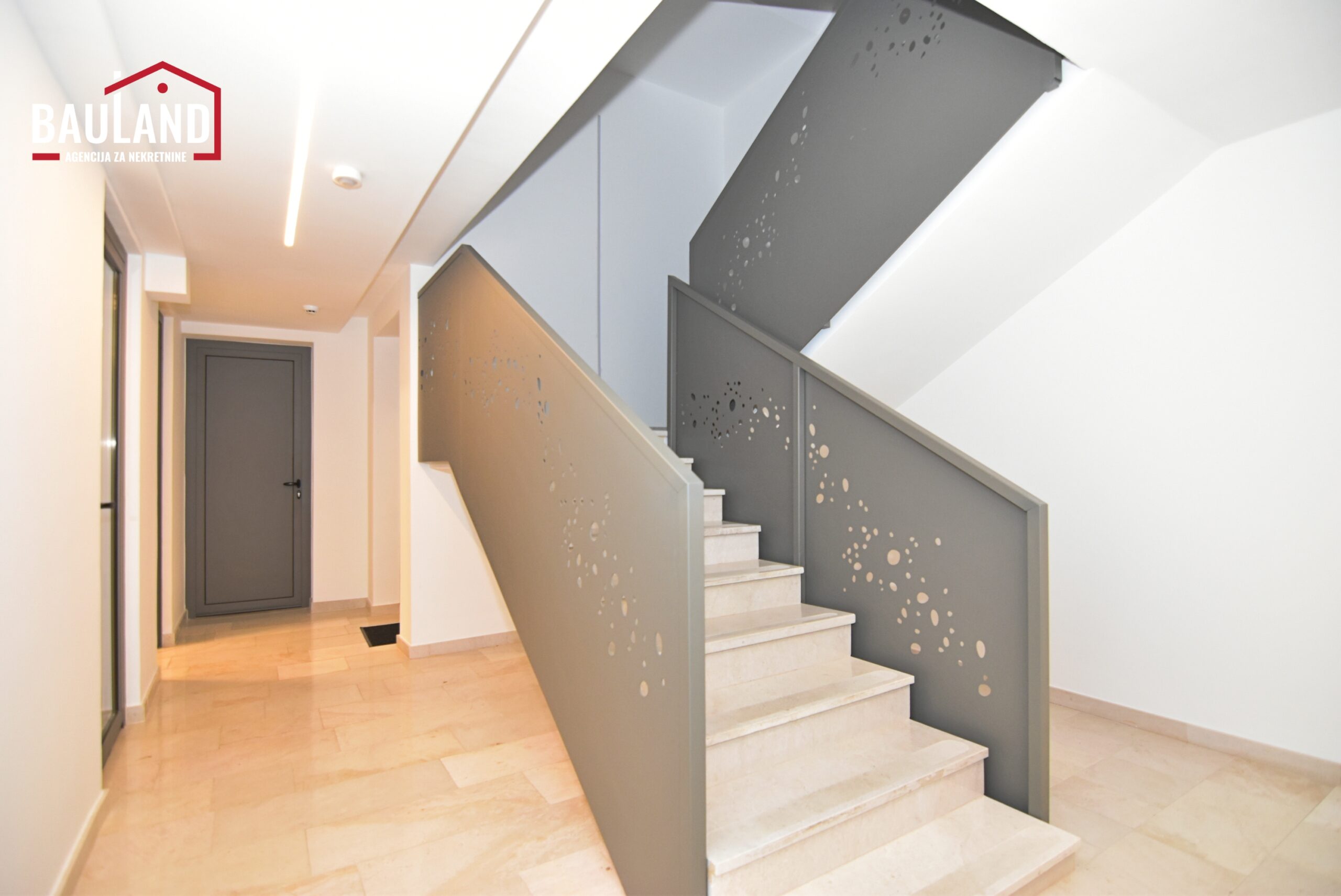 23 četverosoban namješten stan sa liftom 105m2 II sprat