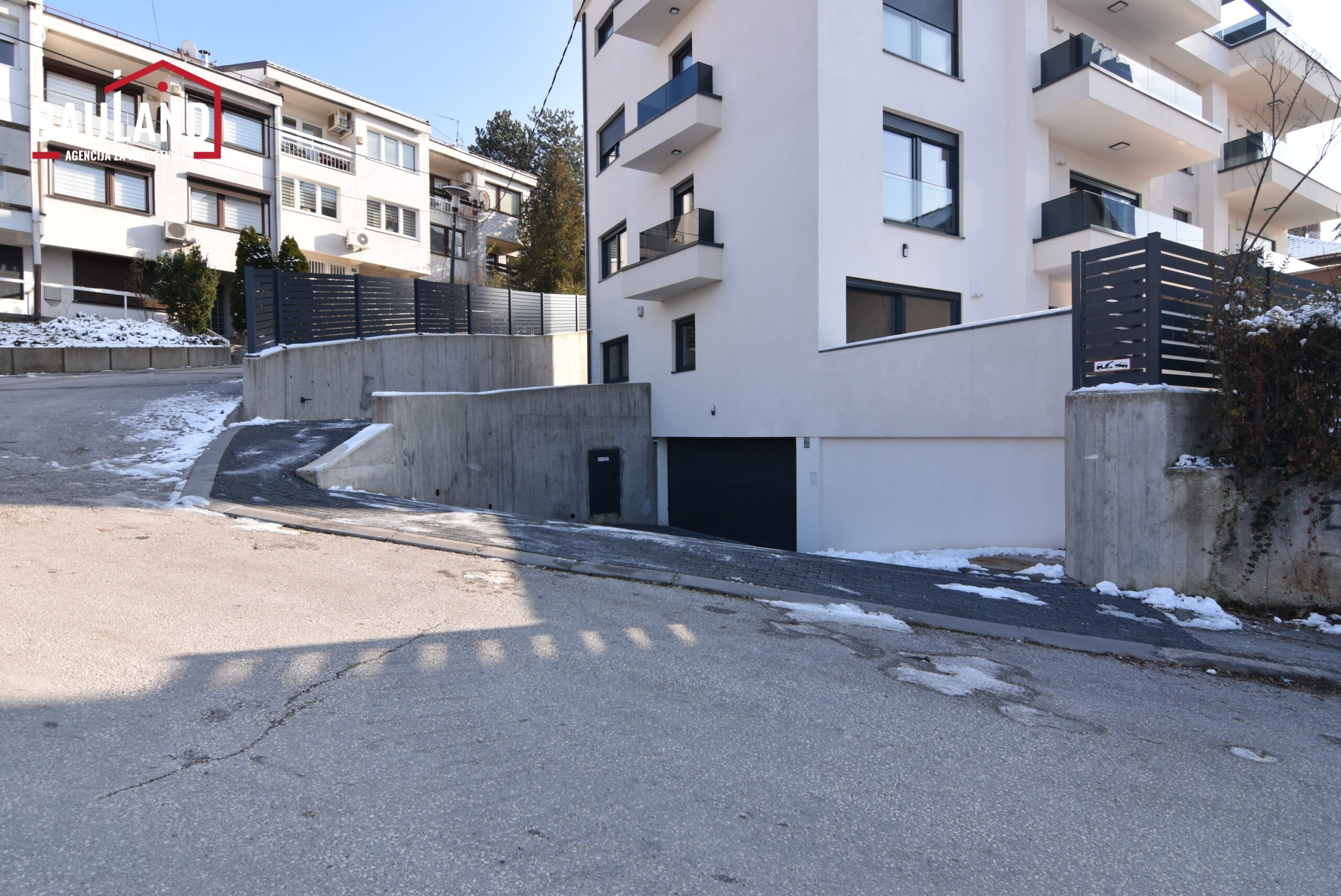 28 najam stana 105m2 II sprat lift ostava balkon garažno mjesto Centar