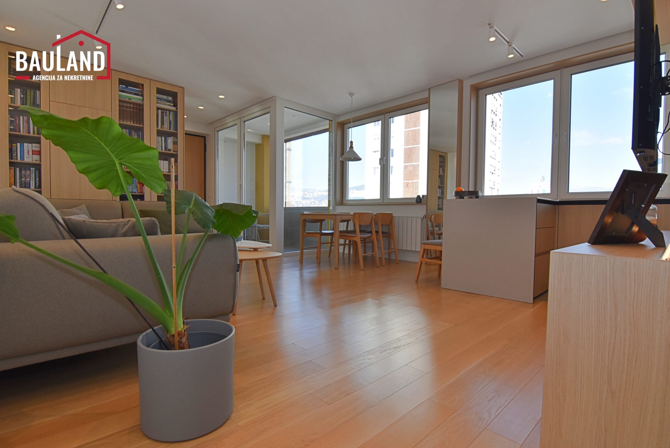 3 na prodaju trosoban kompletno renoviran stan Novo Sarajevo