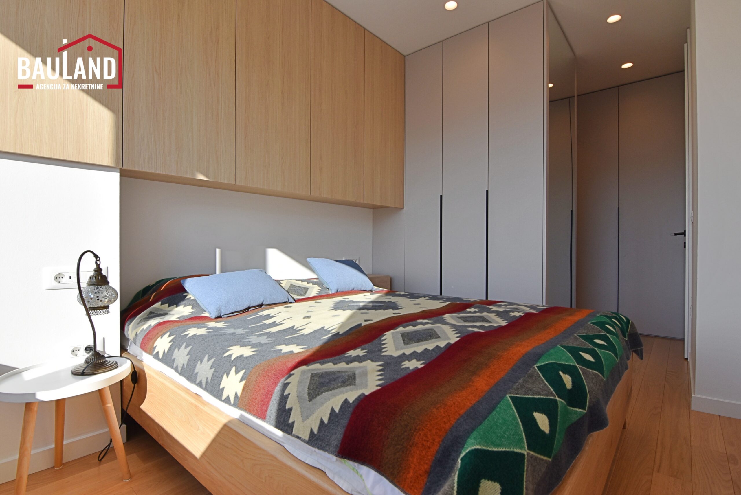 11 trosoban renoviran stan za prodaju VII sprat lift