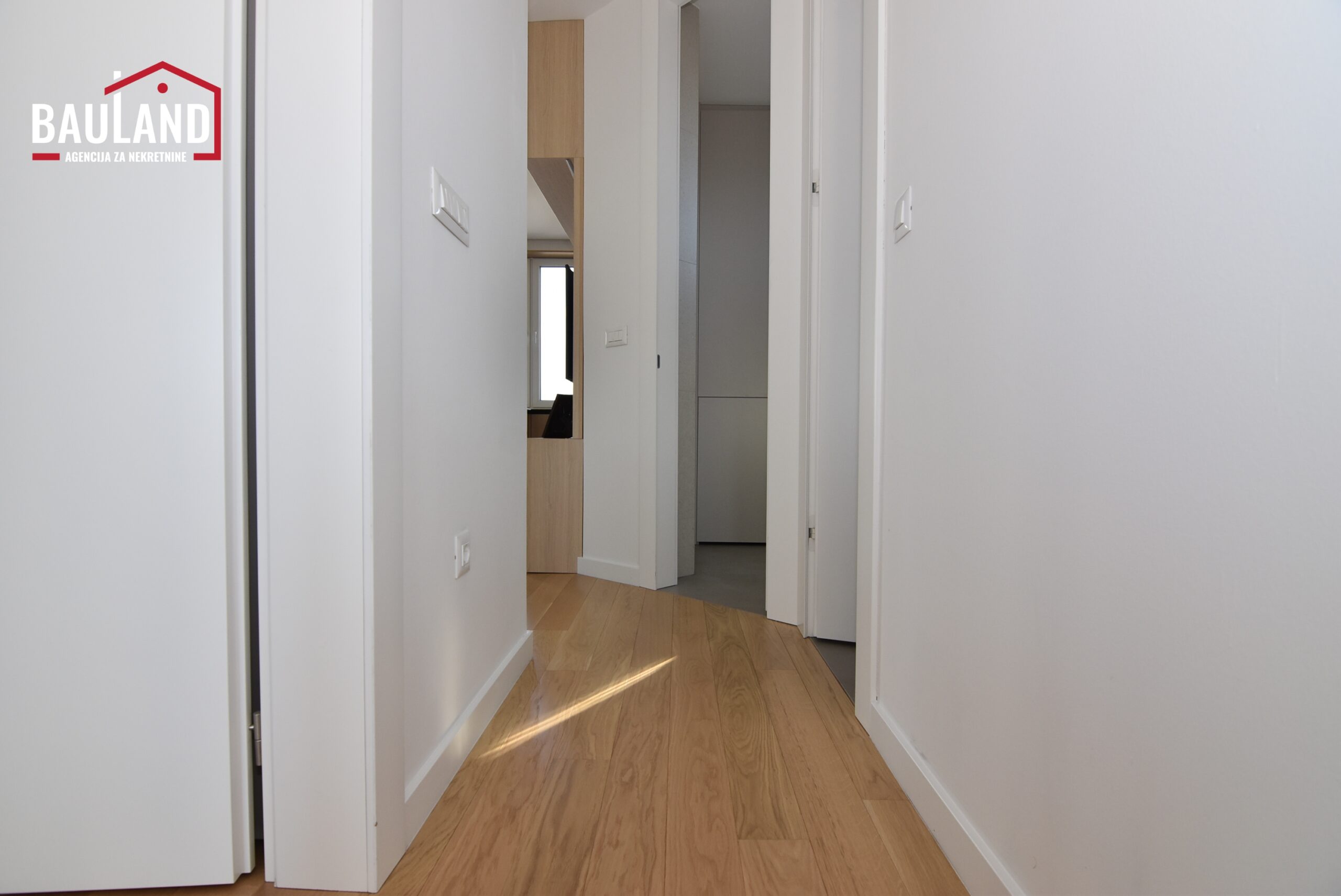 16 stan za prodaju kompletno renoviran