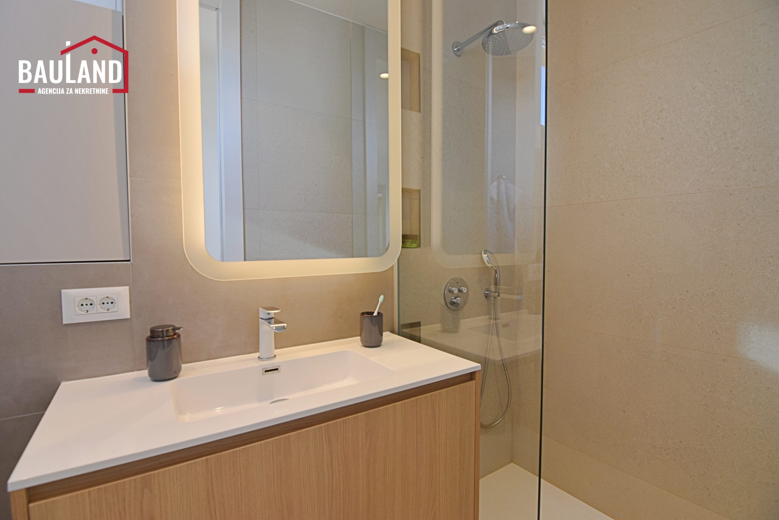 17 renoviran namješten stan za prodaju VII sprat Grbavica