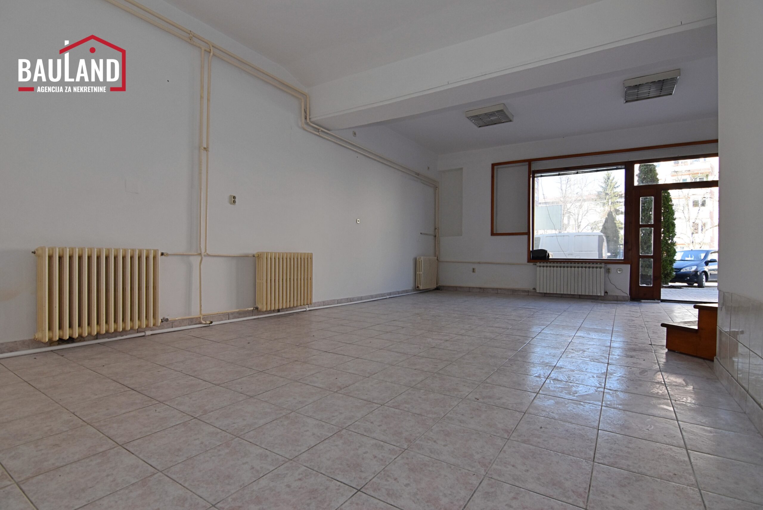 5 iznajmljuje se poslovni prostor površine 52m2 u ulici Zagrebačka naselje Grbavica