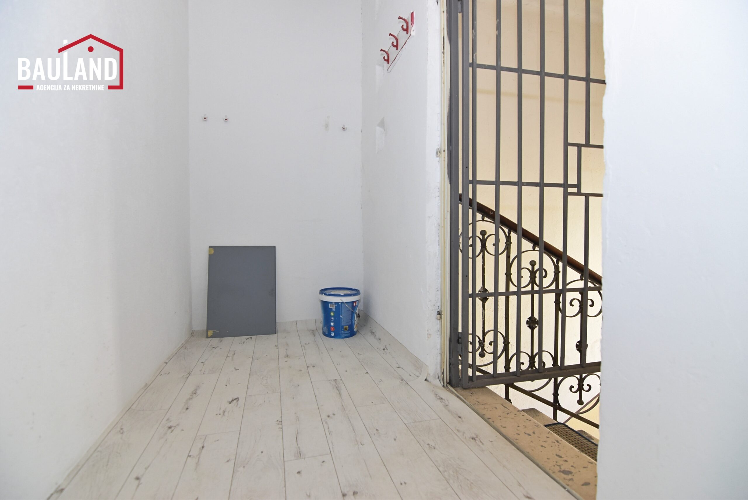 18 prodaje se stan sa dva balkona uknjižene površine 86m2 na trećem spratu stambene zgrade