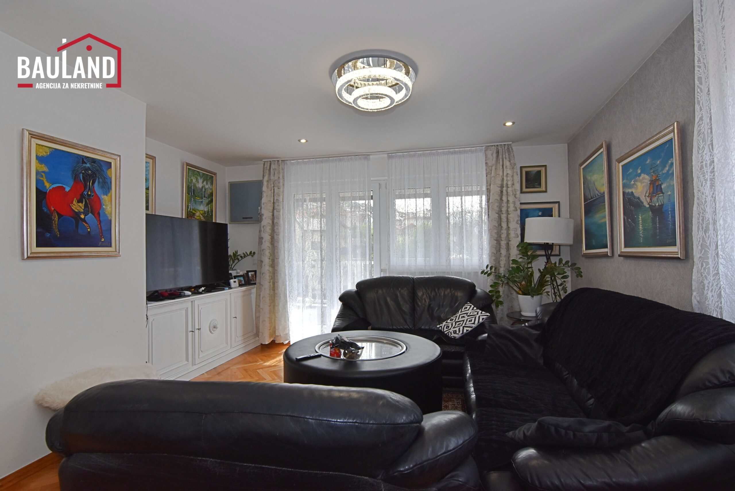 2 prodaje se četverosoban stan površine 97m2 koji se nalazi na trećem spratu stambene zgrade