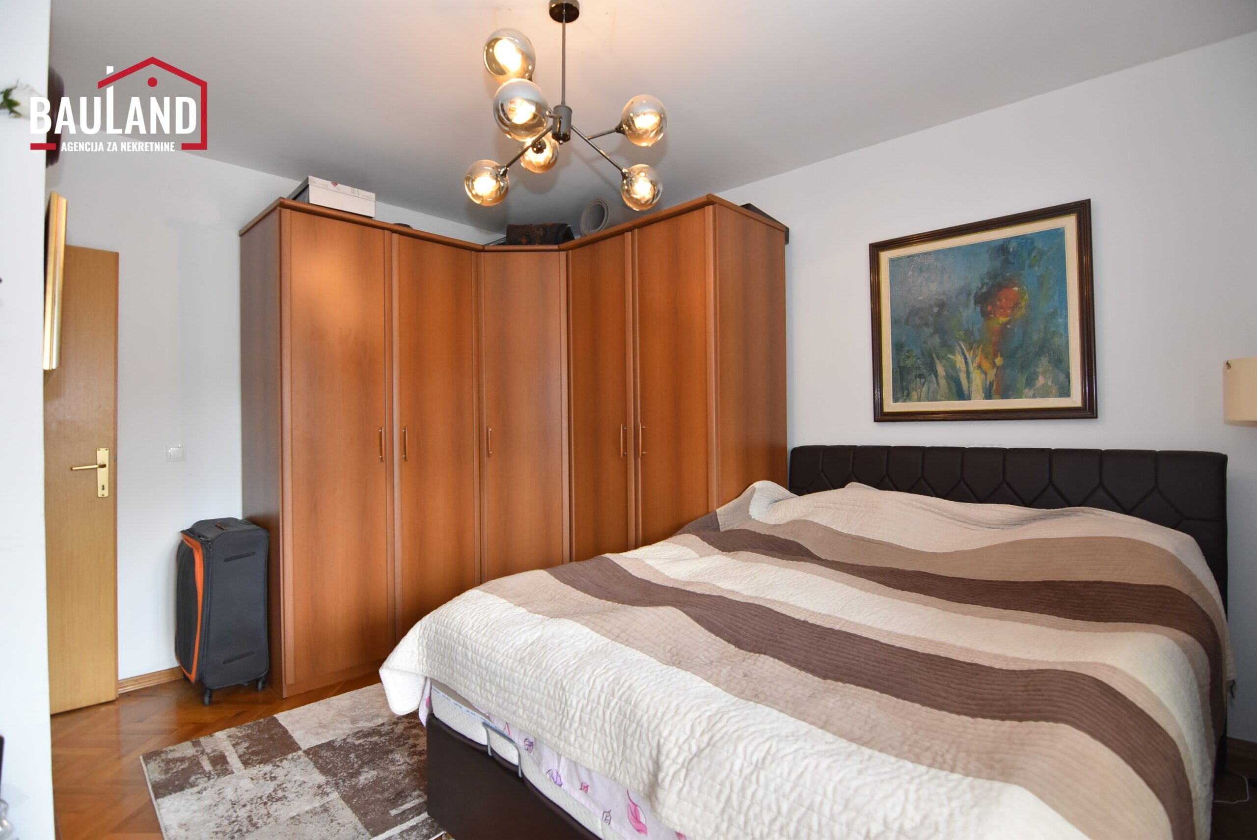 8 trosoban namješten stan za prodaju III sprat Stari Grad