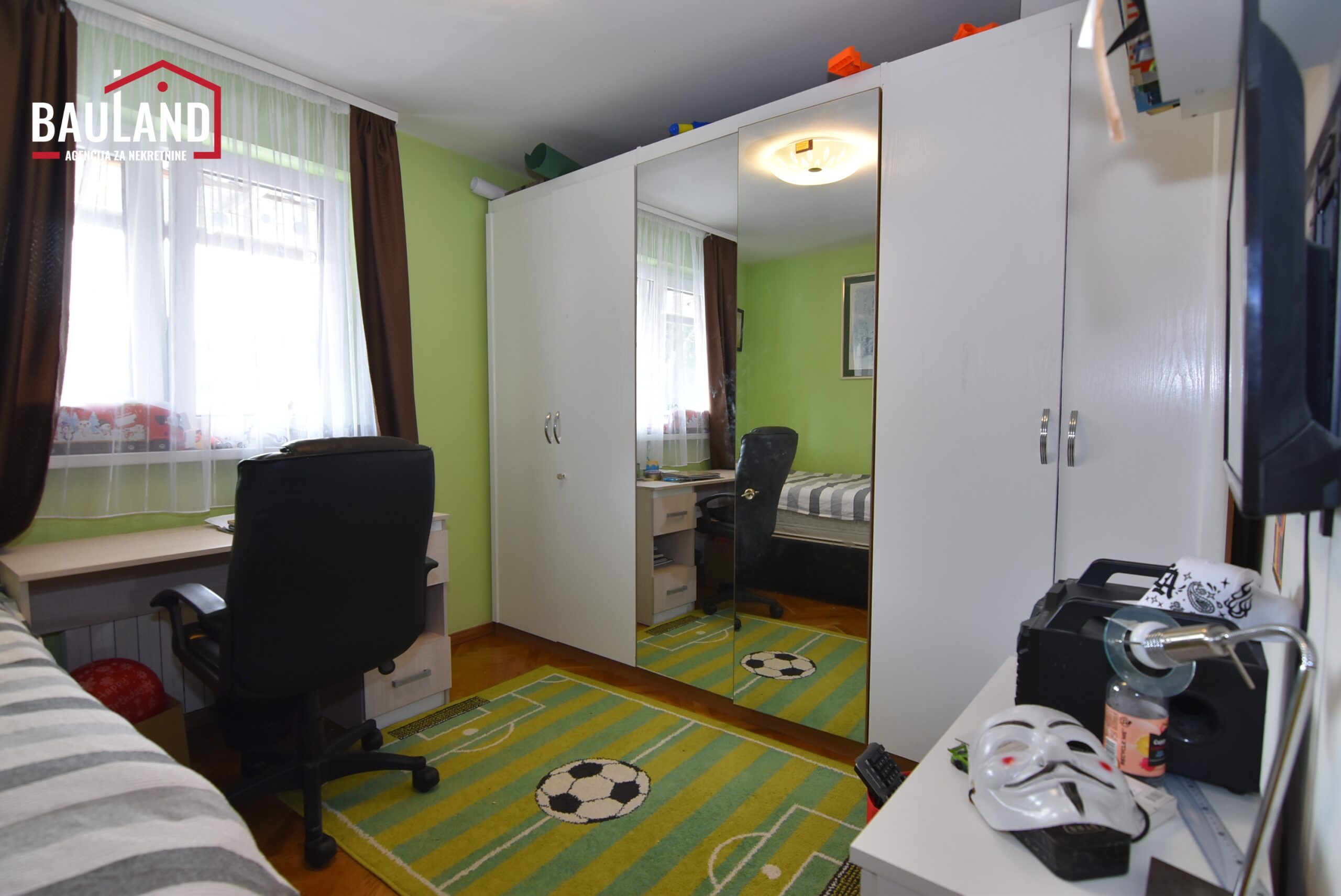 10 na prodaju četverosoban stan u ulici Safvet bega Bašagića Stari Grad