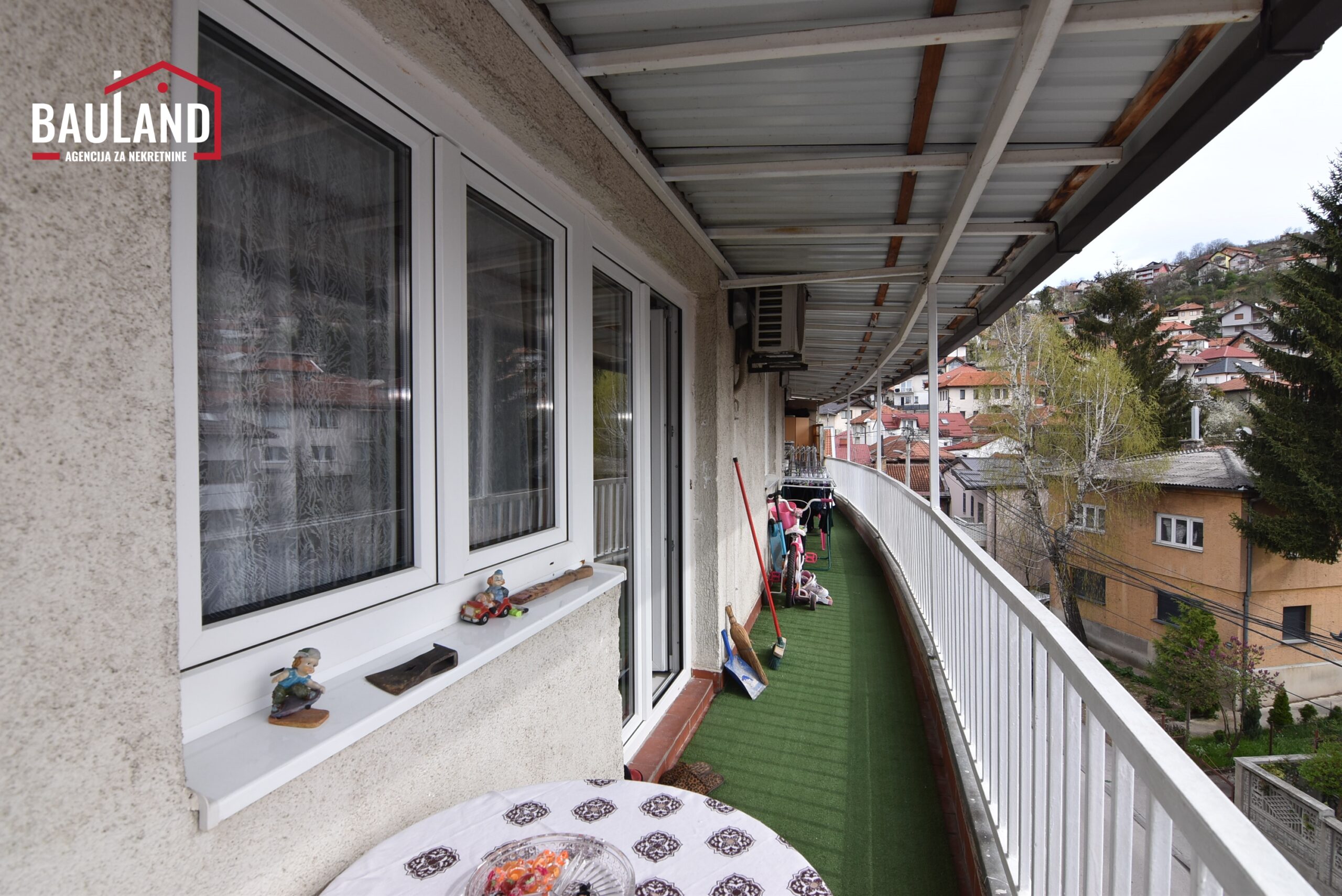 14 prodaje se četverosoban stan u ulici Safvet bega Bašagića u Starom Gradu