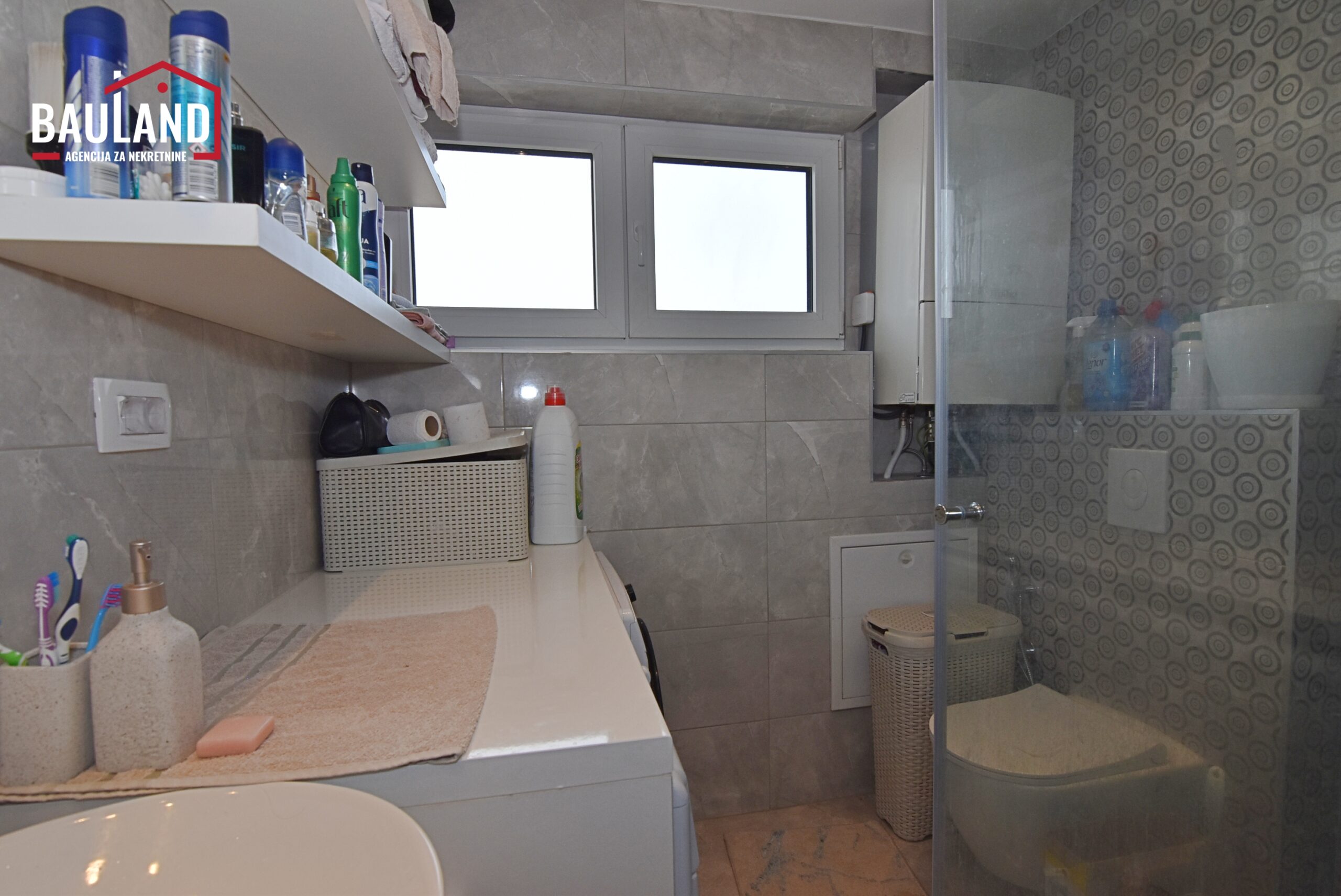 18 stan za prodaju III sprat bez lifta ul. Safvet bega Bašagića