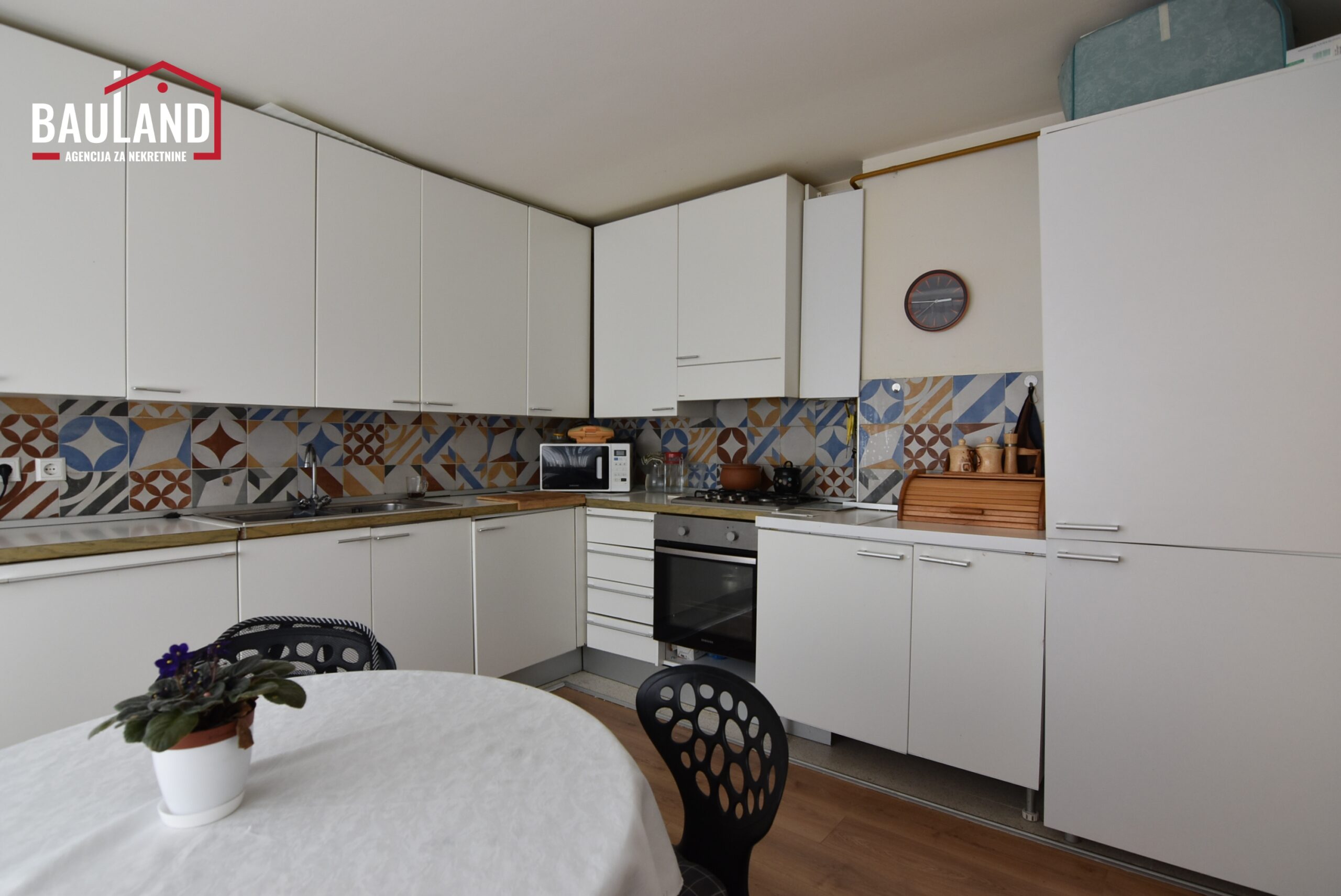 6 prodaje se trosoban stan na Grbavici 106m2 V sprat ul. Behdžeta Mutevelića