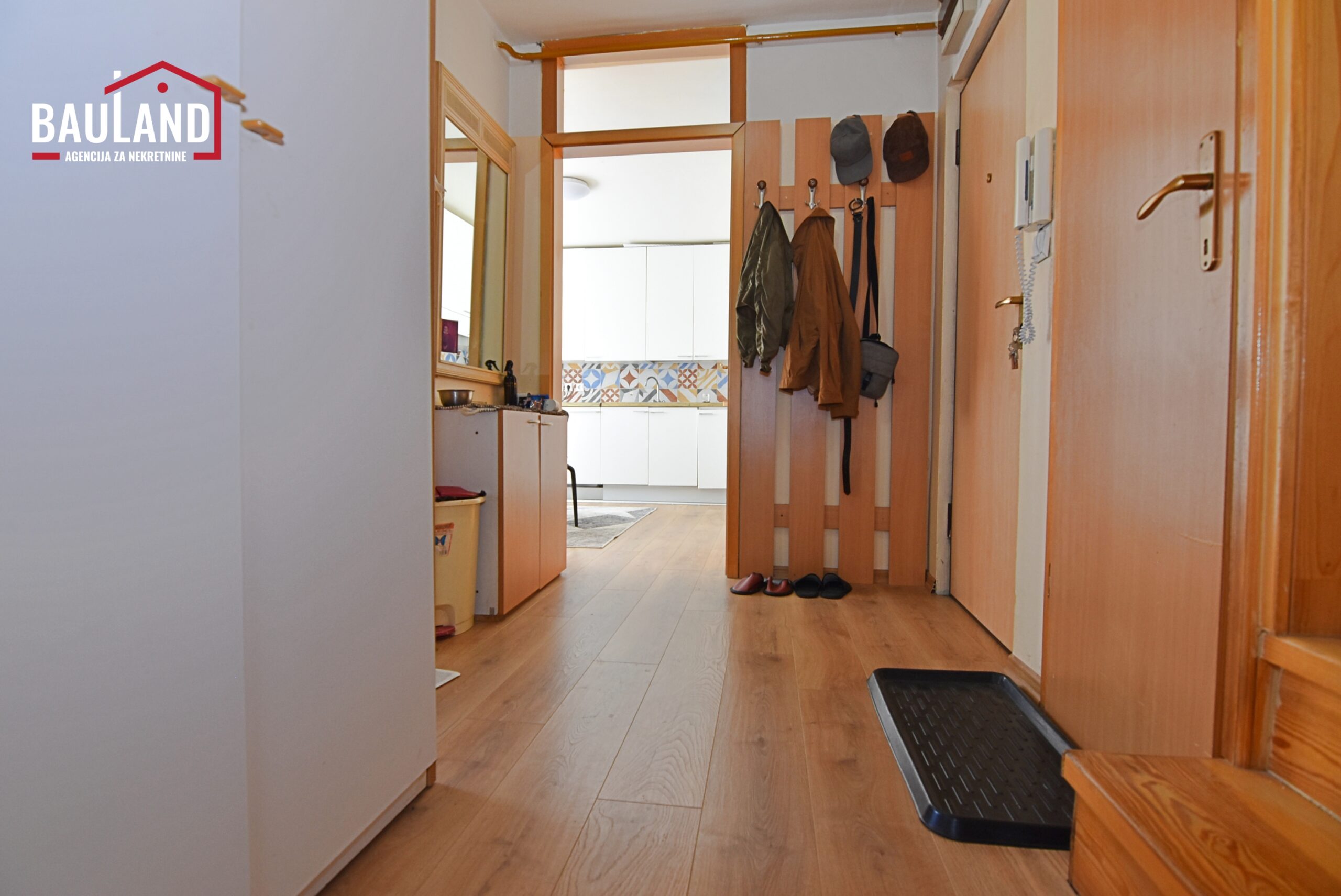 9 prodaja stana 106m2 V sprat bez lifta ul. Behdžeta Mutevelića