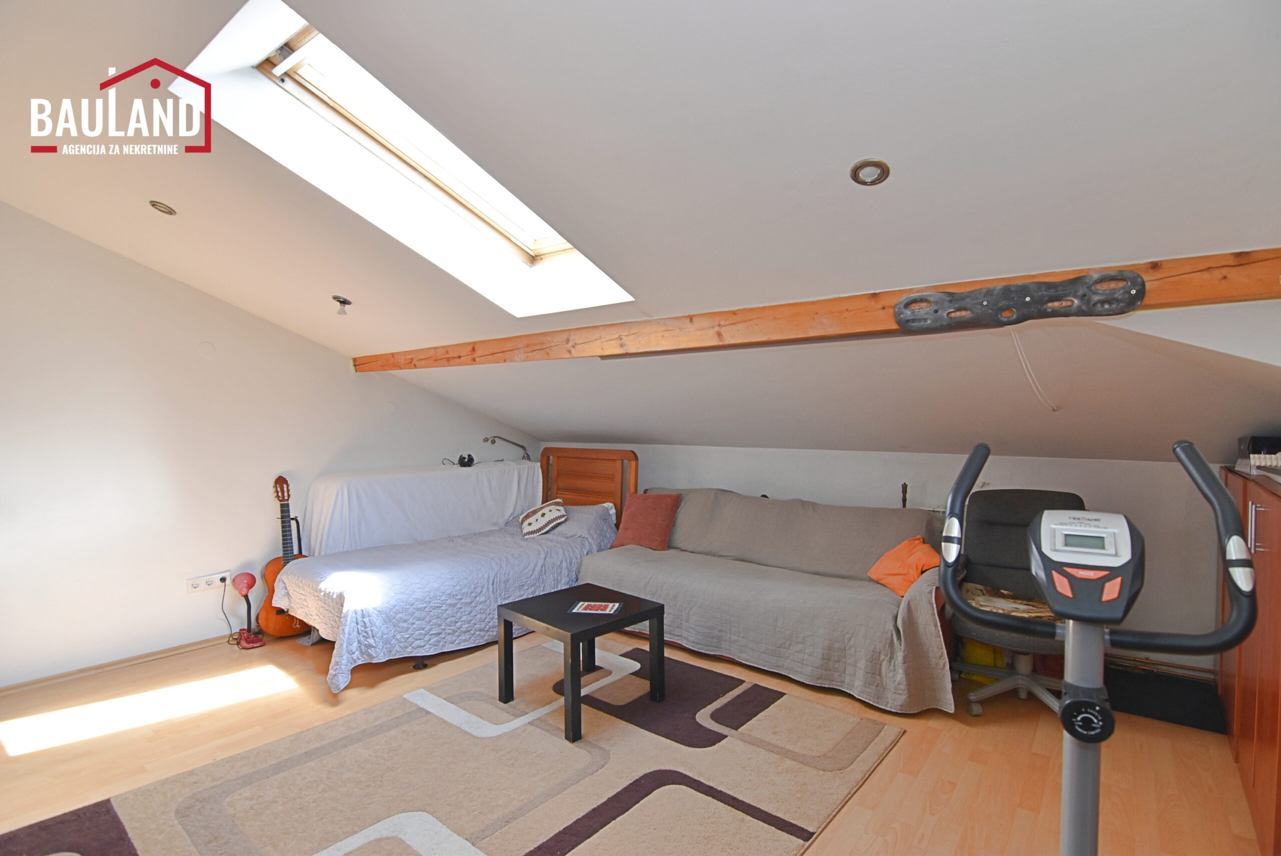 18 na prodaju trosoban dvoetažni stan na Grbavici