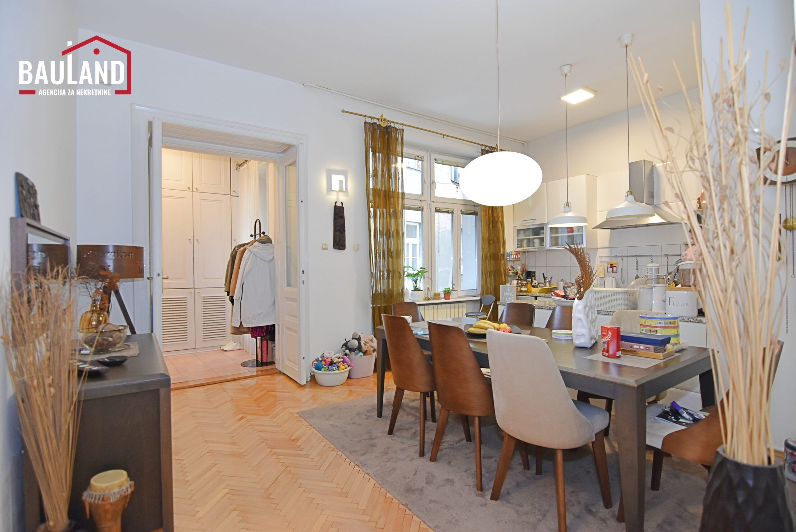 7 četverosoban stan površine 110m2 I sprat ulica Mis Irbina Centar