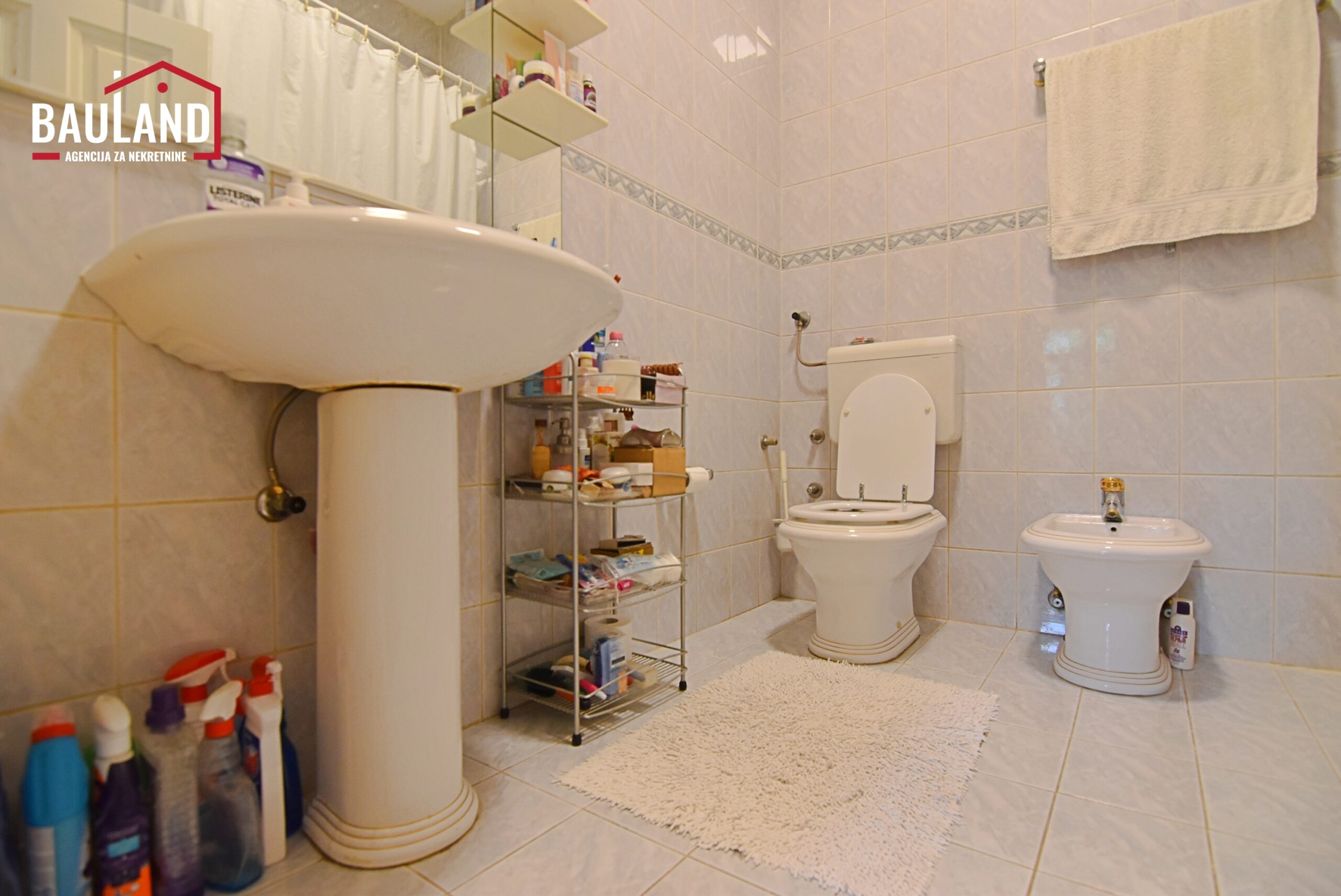 23 prodaje se komforan stan površine 110m2 I sprat Mis Irbina