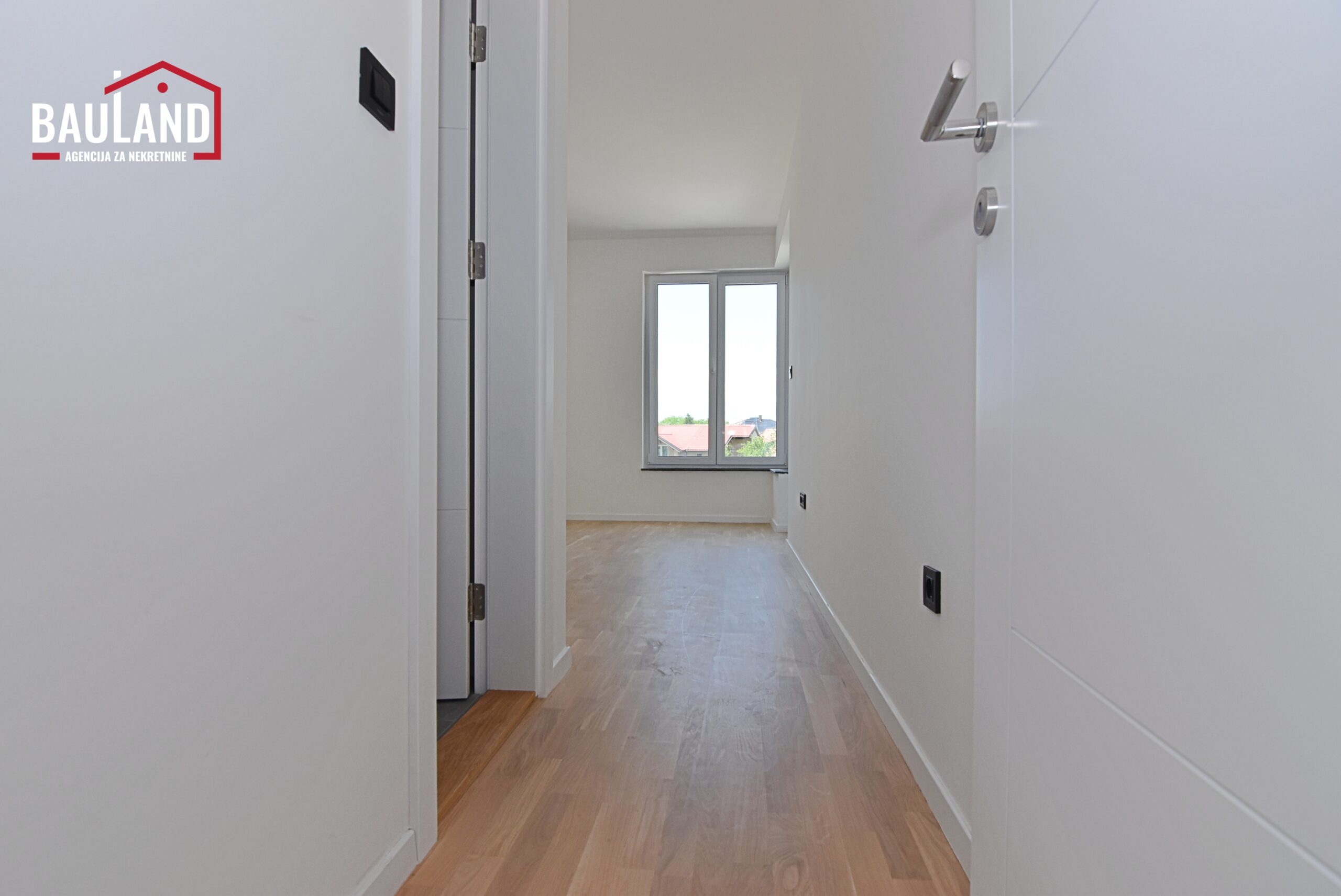 8 iznajmljuje se poslovni prostor sa tri prostorije dva kupatila balkonom i ostavom u ulici Spomenik u Otesu