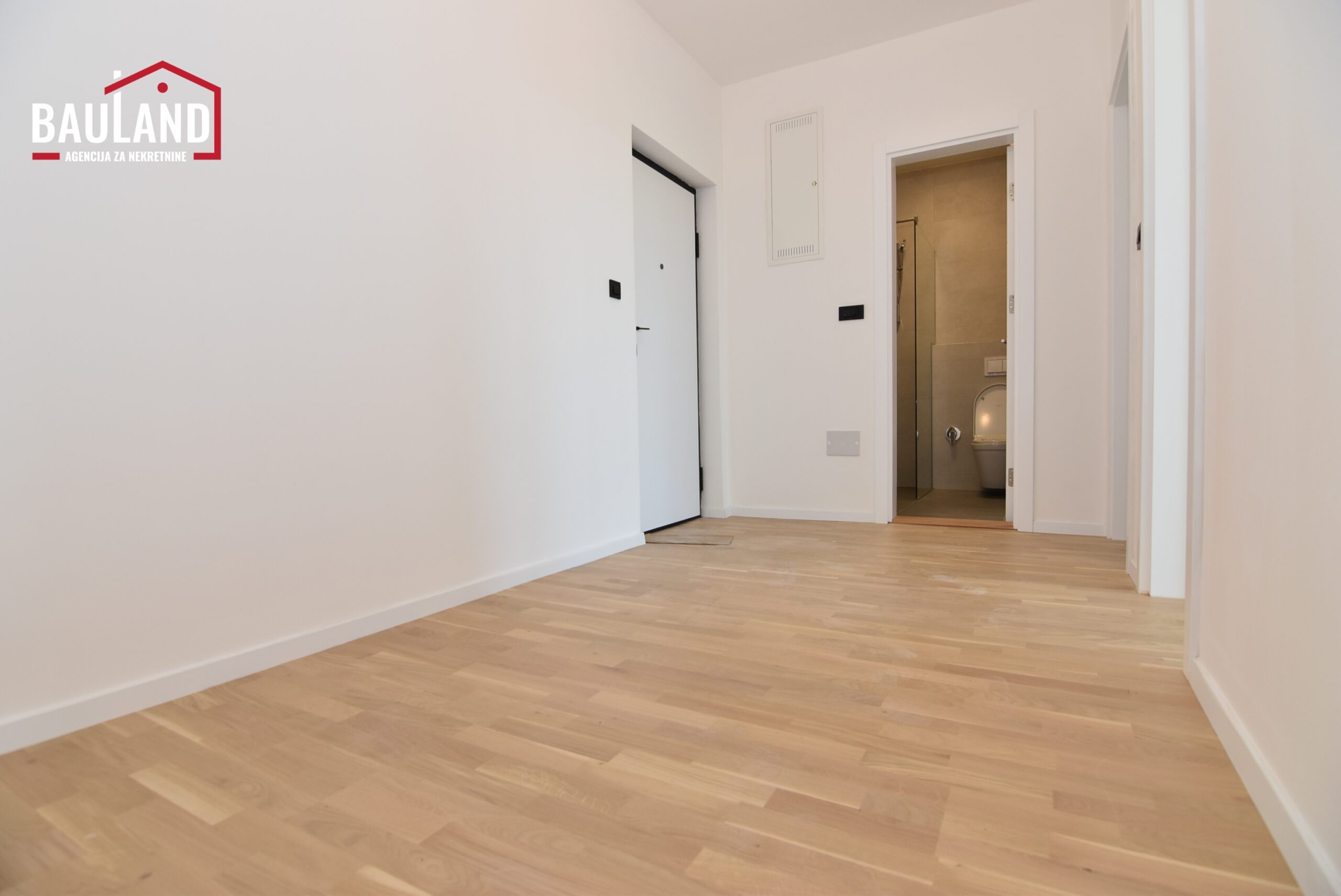 10 poslovni prostor za iznajmljivanje površine 81m2 II sprat balkon lift