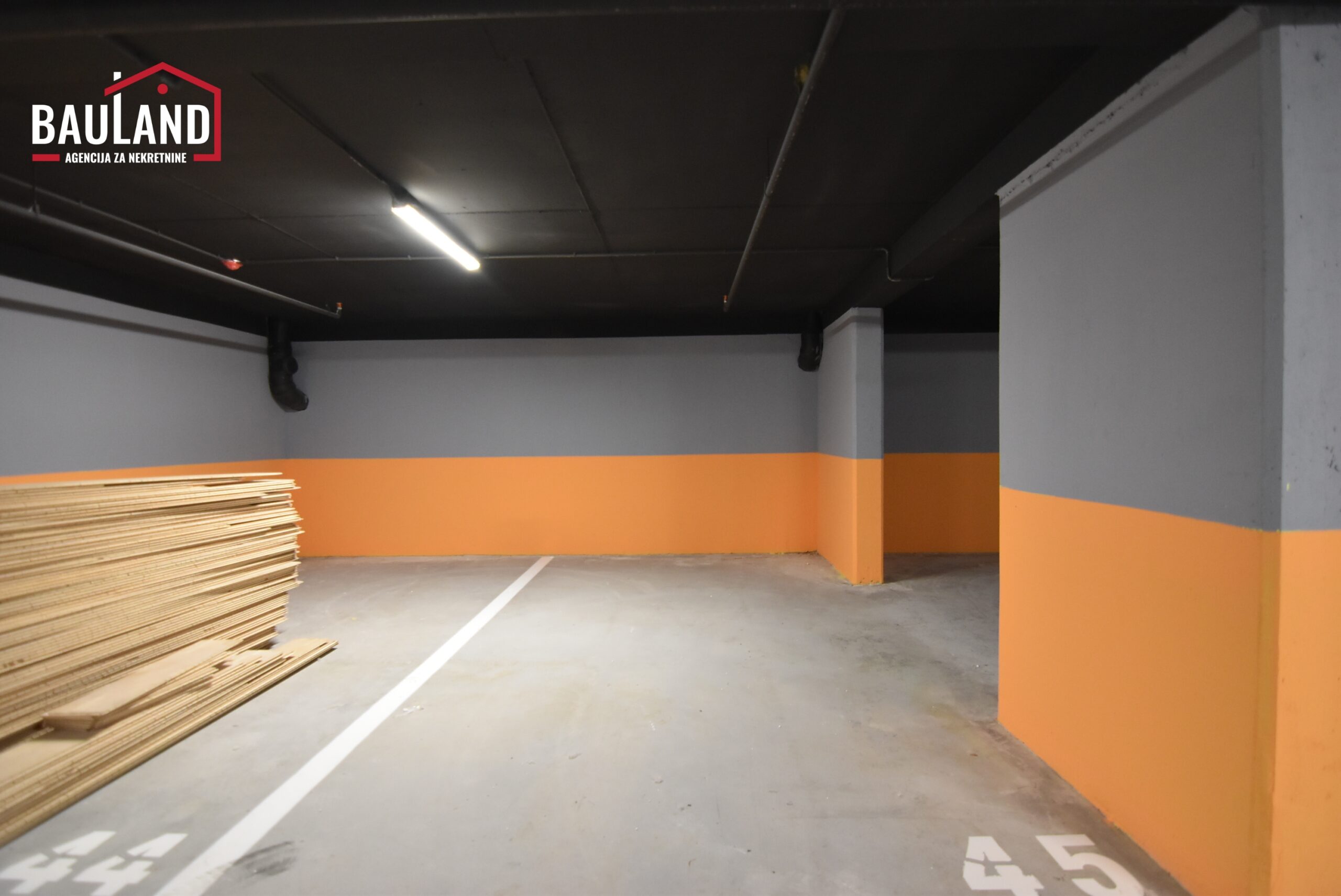 18 izdaje se poslovni prostor sa parking garažnim mjestom u ulici Spomenik naselje Otes Općina Ilidža