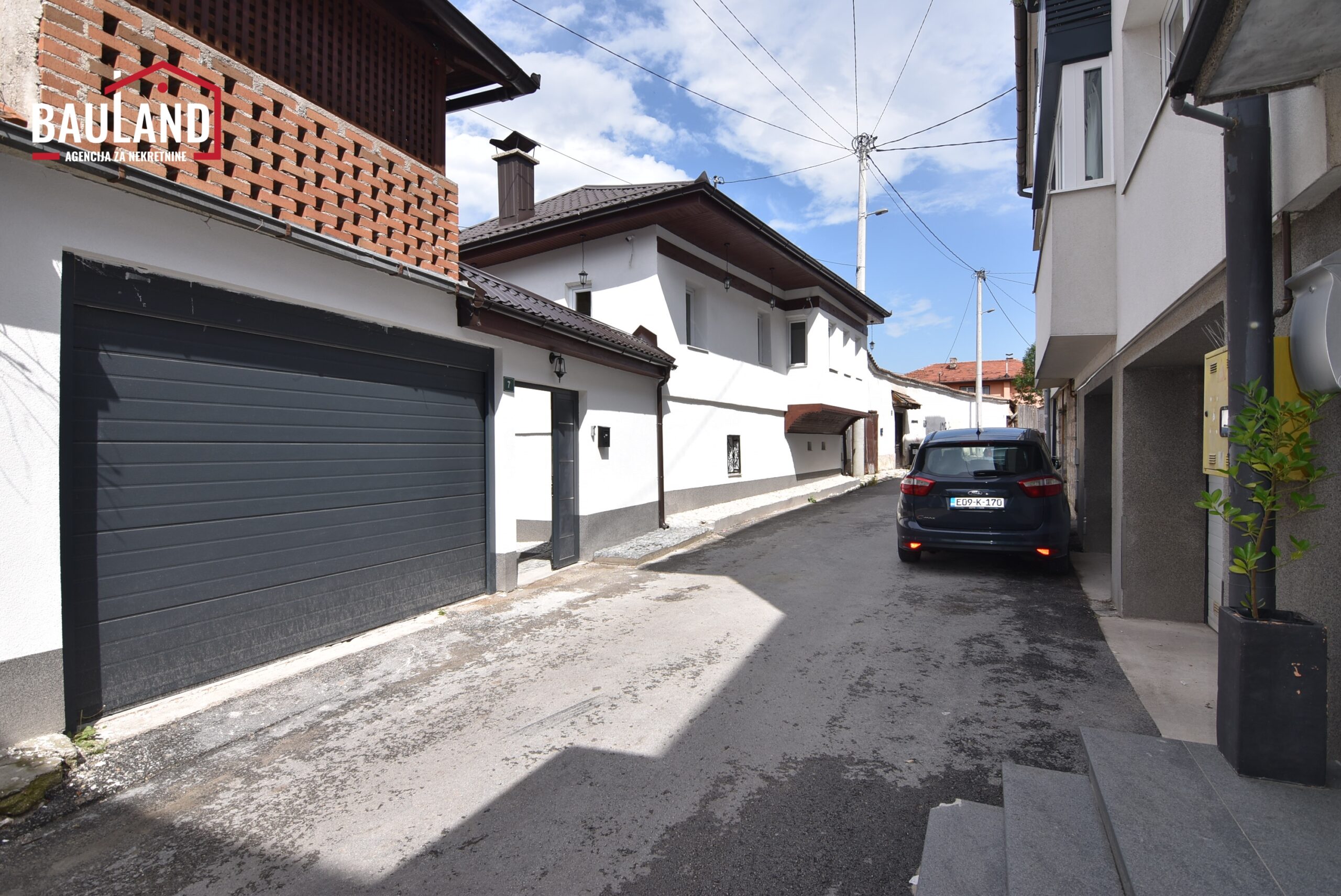 2 dvije renovirane kuće za najam sa garažom i parking mjestom
