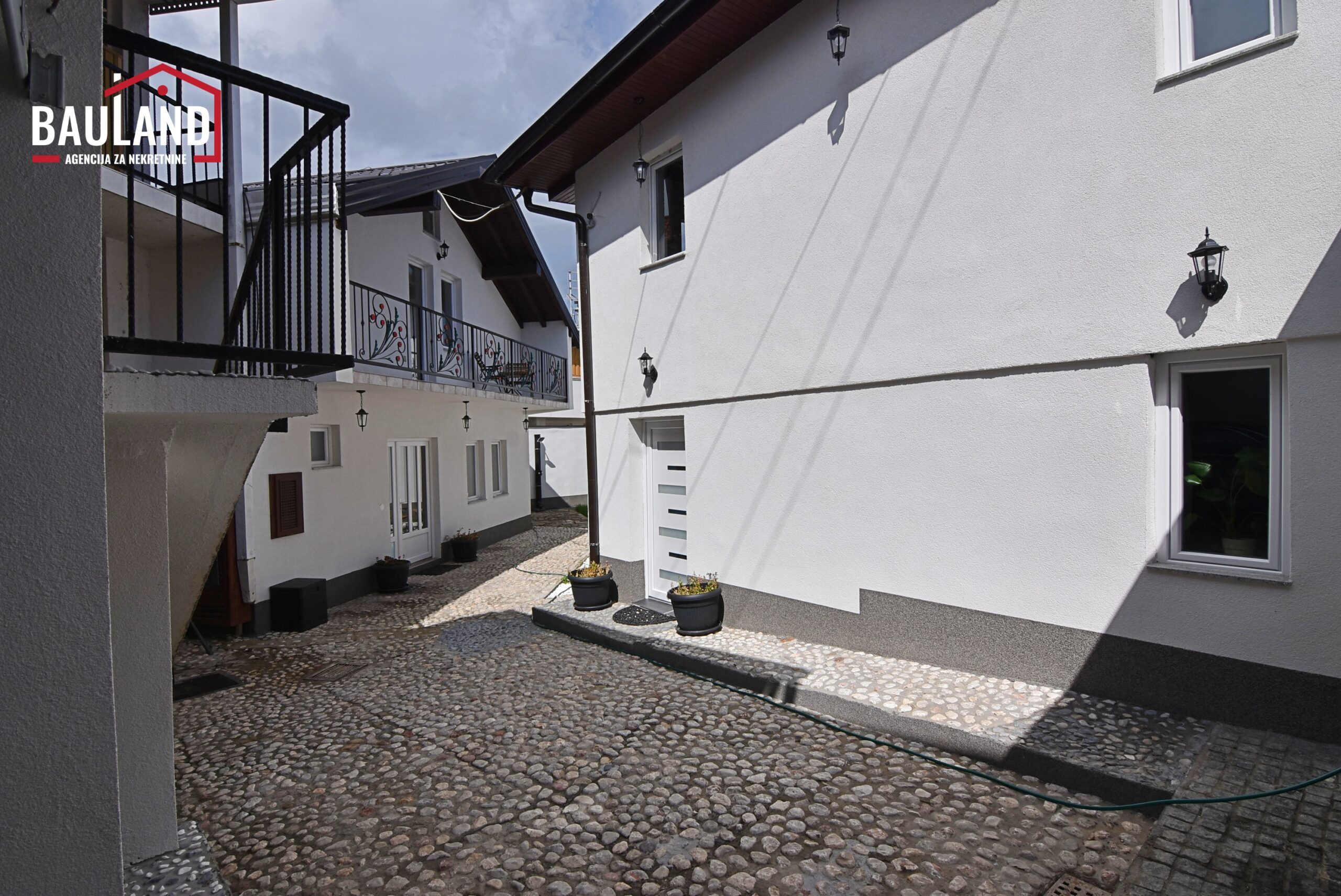 3 izdaju se dvije porodične kuće sa odvojenim ulazima i istim dvorištem