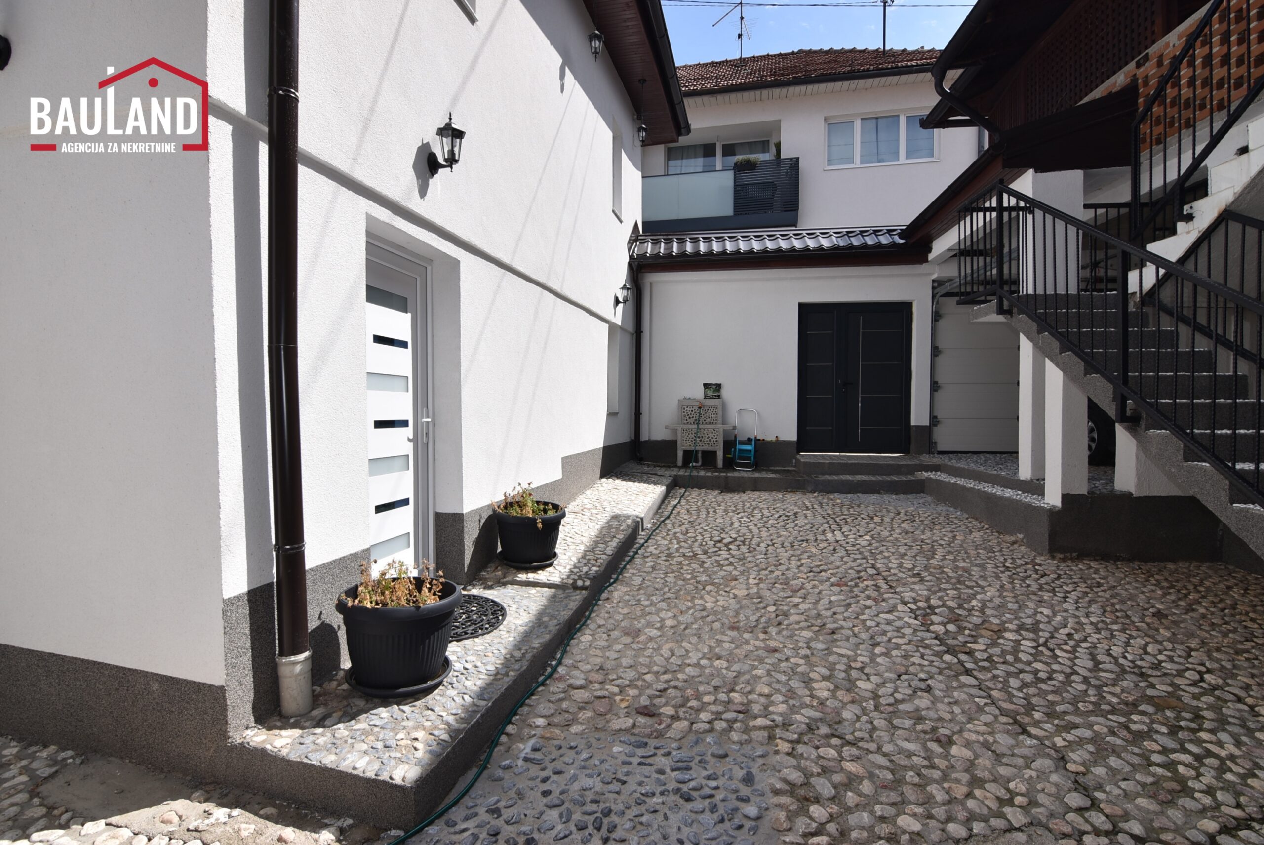 5 iznajmljuju se dvije kuće sa istim dvorištem i odvojenim ulazima