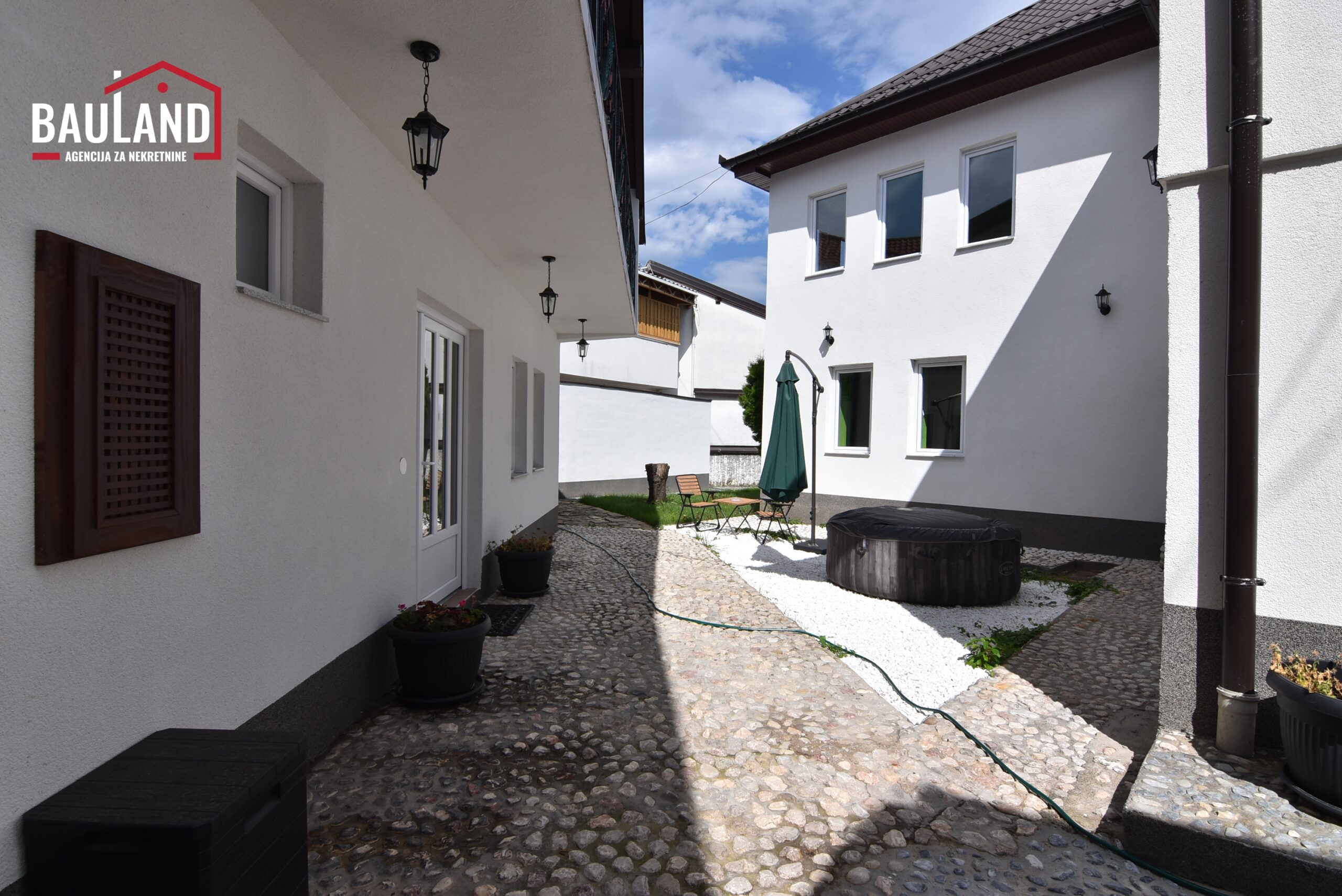 7 najam dvije porodične kuće u Starom Gradu u ulici Očaktanum