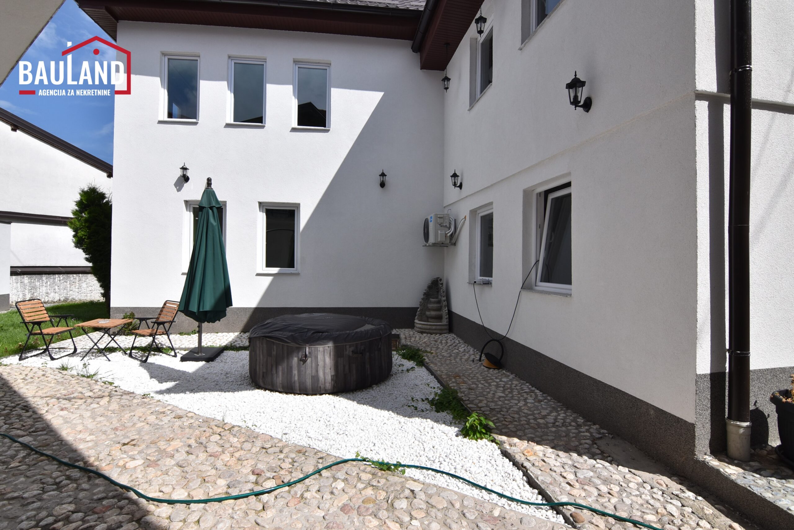 8 iznajmljuju se dvije kuće sa odvojenim ulazima u Starom Gradu na Kovačima