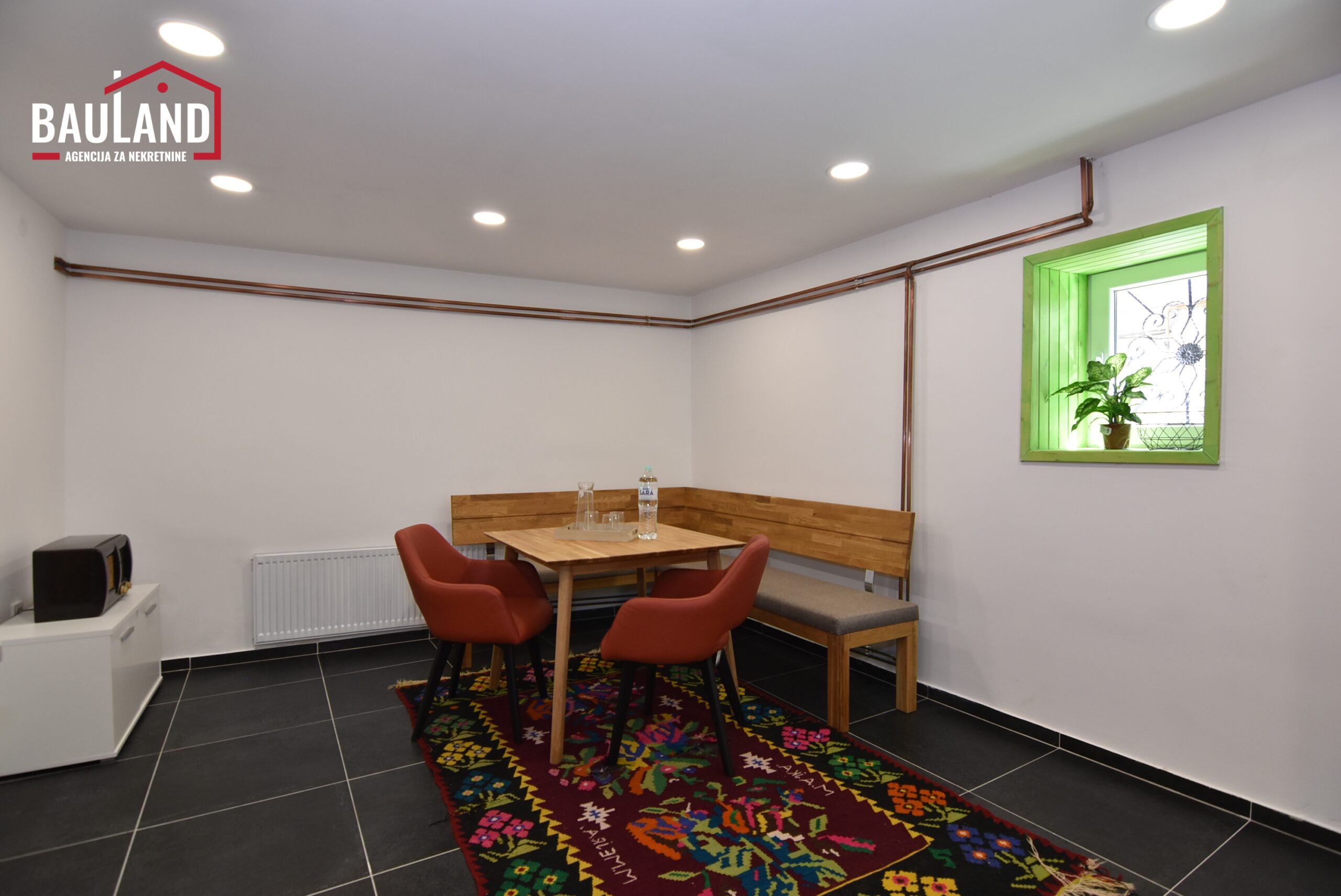 18 izdaju se na duži vremenski period dvije kuće sa odvojenim ulazima i zajedničkim dvorištom u ulici Očaktanum