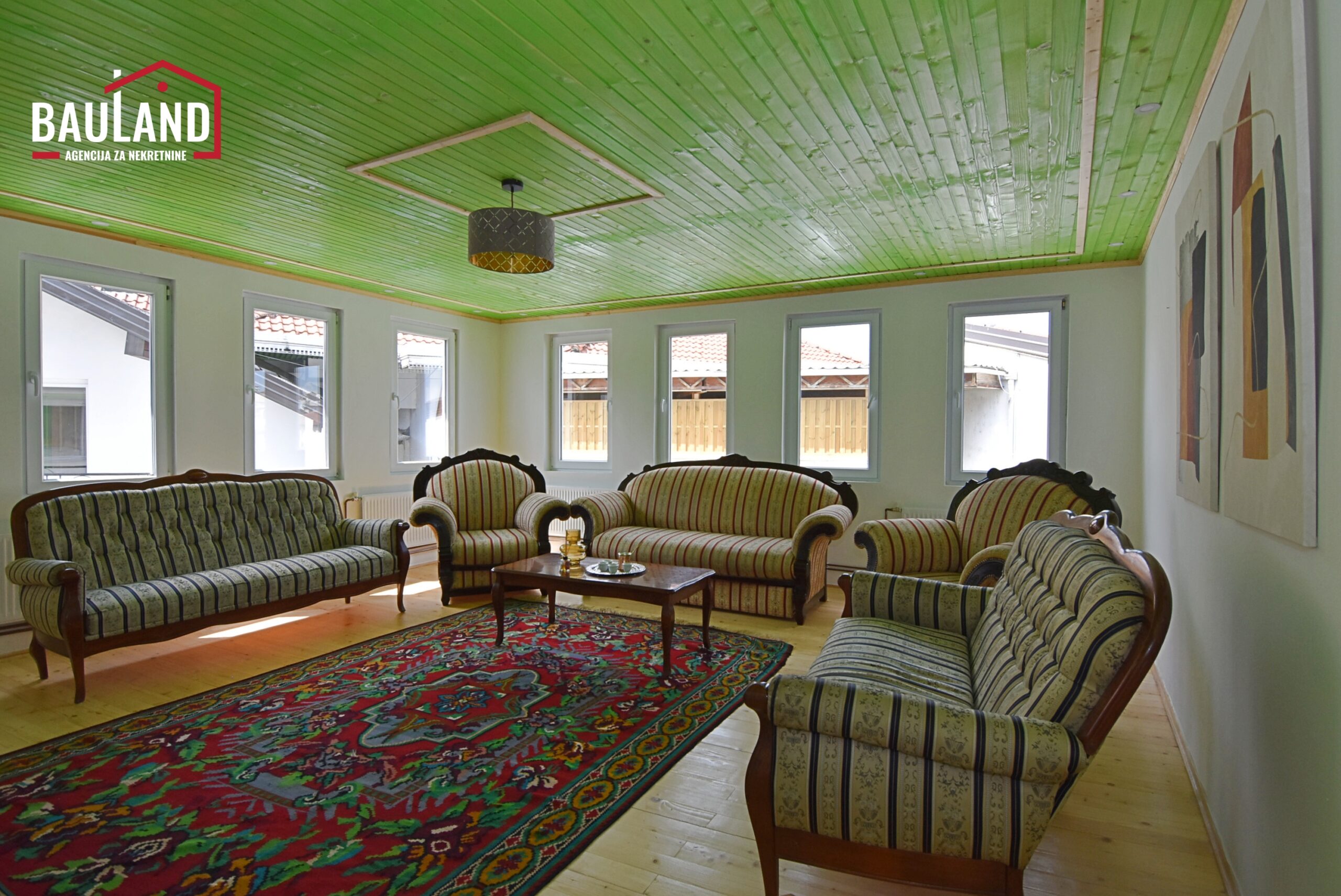 25 kuće za najam sa zajedničkim dvorištem jacuzi kadom, tušem, garažnim parking mjestom i vanjskim roštiljem na spratu