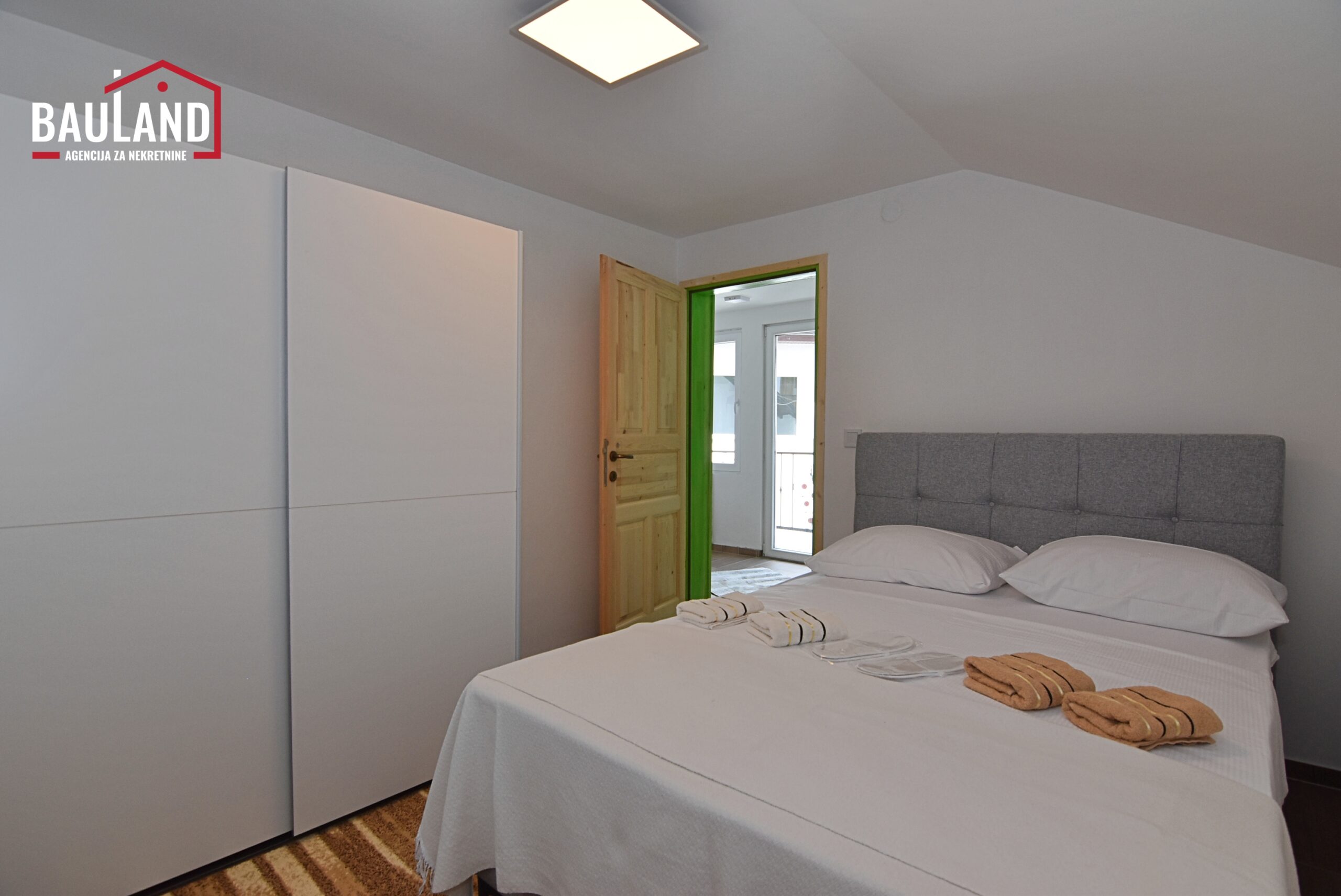 49 najam dvije porodične kuće za zajedničkim dvorištem i odvojenim ulazima