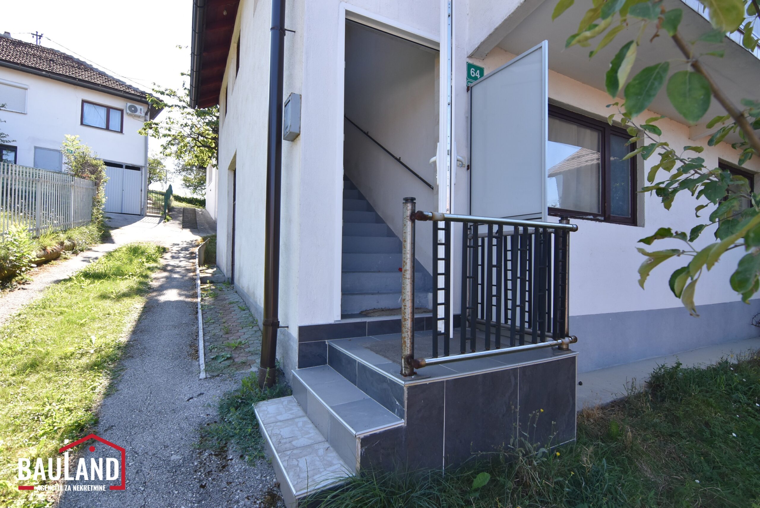 5 kuća za prodaju sa dva sprata prizemlja i prvog sprata u ulici Enesa Herića naselje Boljakov potok