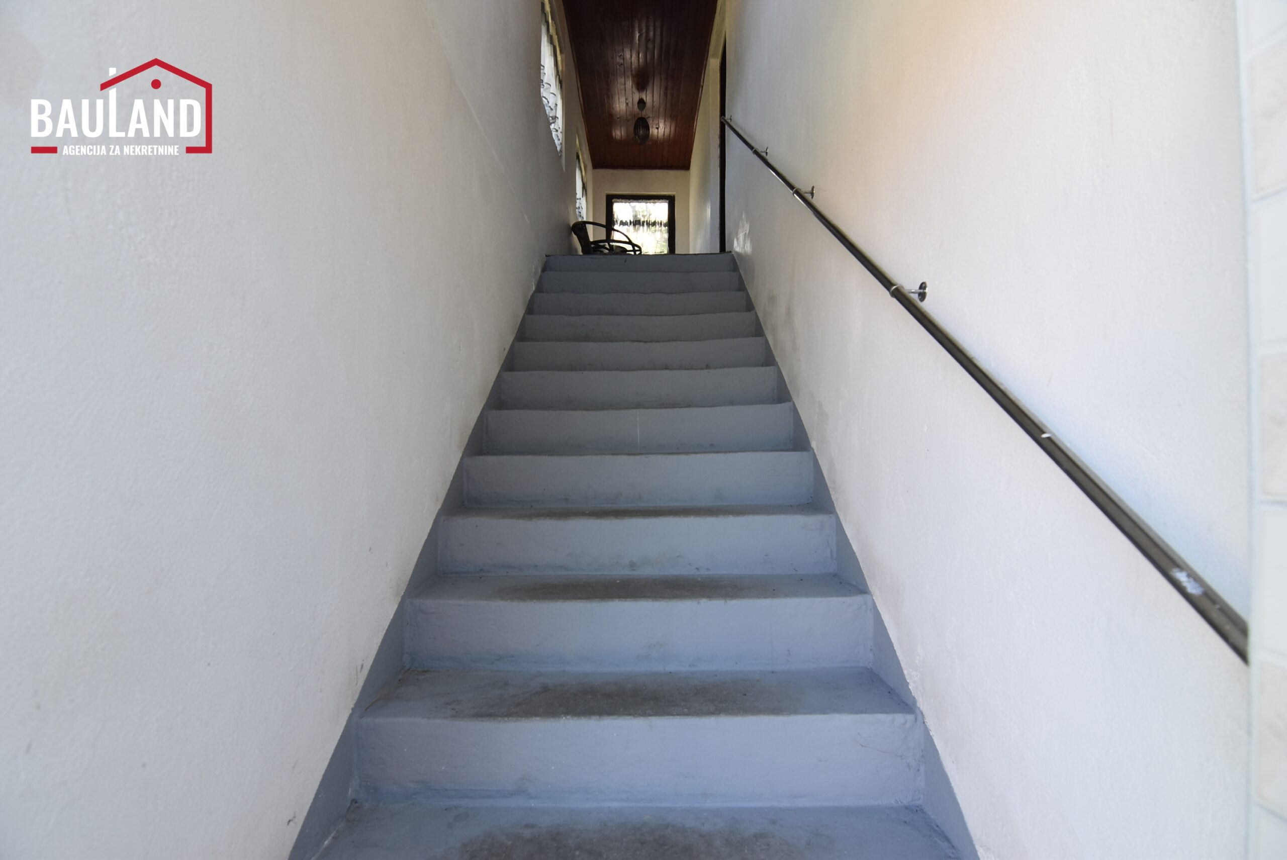 6 na prodaju kuća sa dva sprata dva parking mjesta i garažom koja je vanknjižno vlasništvo