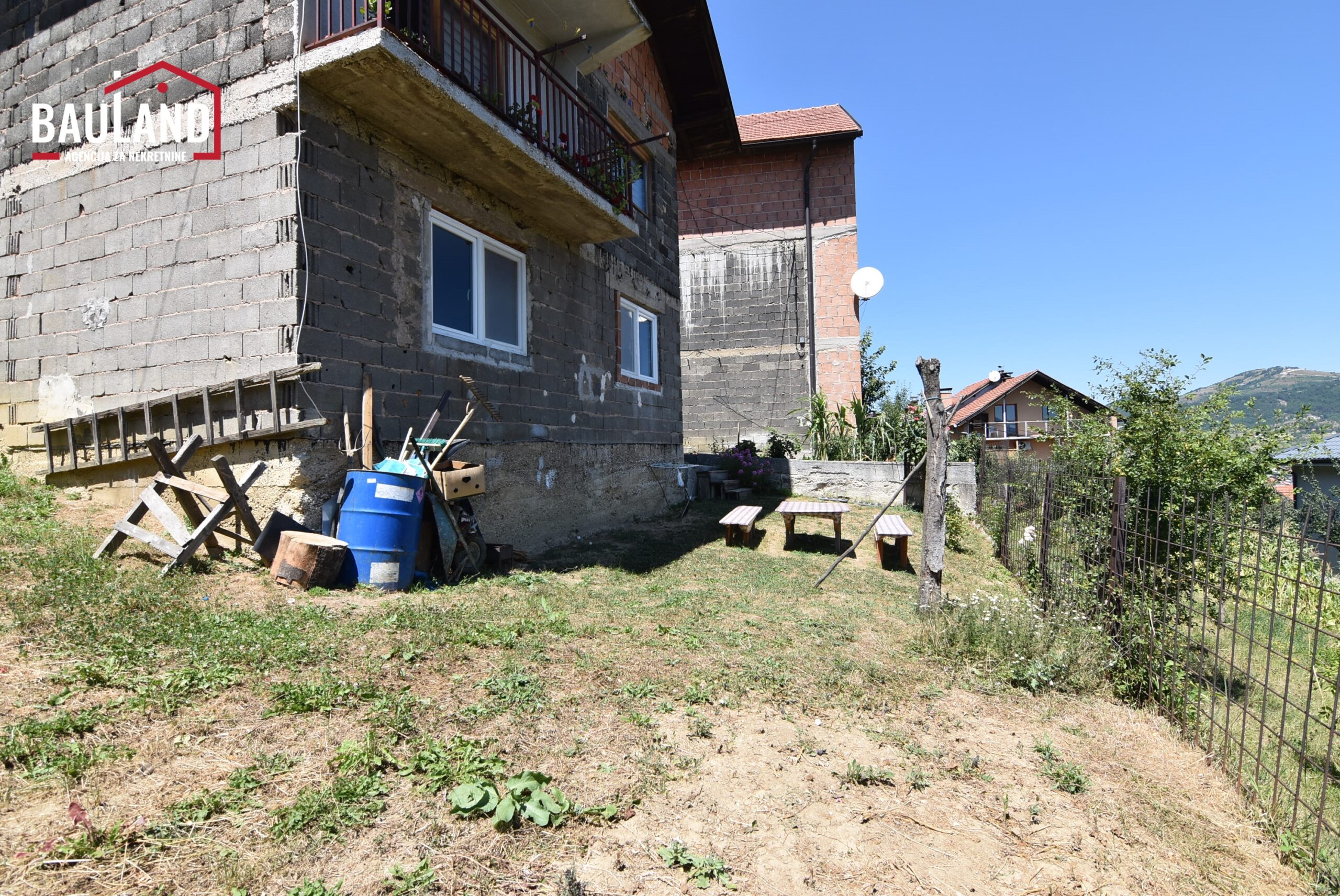 3 prodaje se kuća koja se sastoji od prizemlja, prvog sprata i potkrovlja